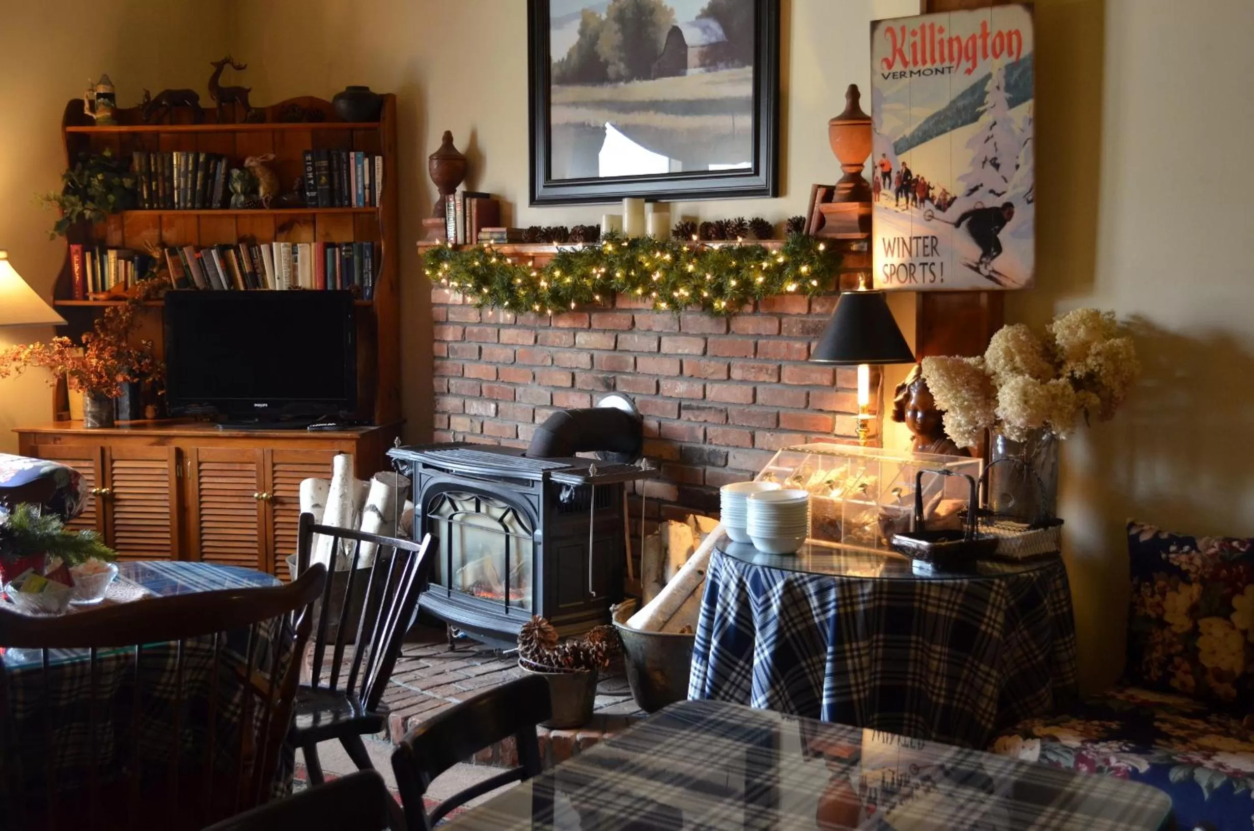 Communal lounge/ TV room in Greenbrier Inn Killington