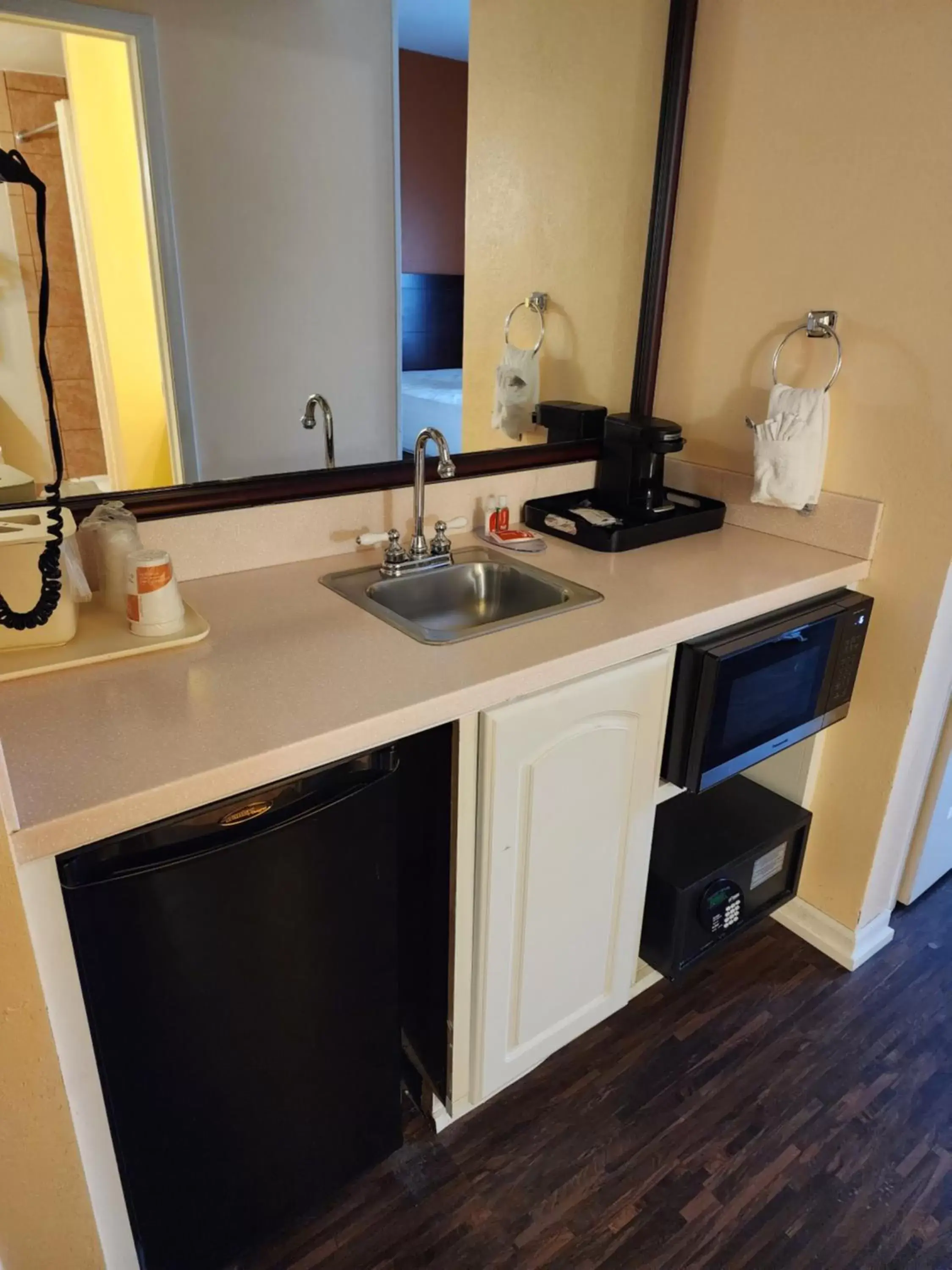 kitchen, Kitchen/Kitchenette in Econo Lodge Inn & Suites