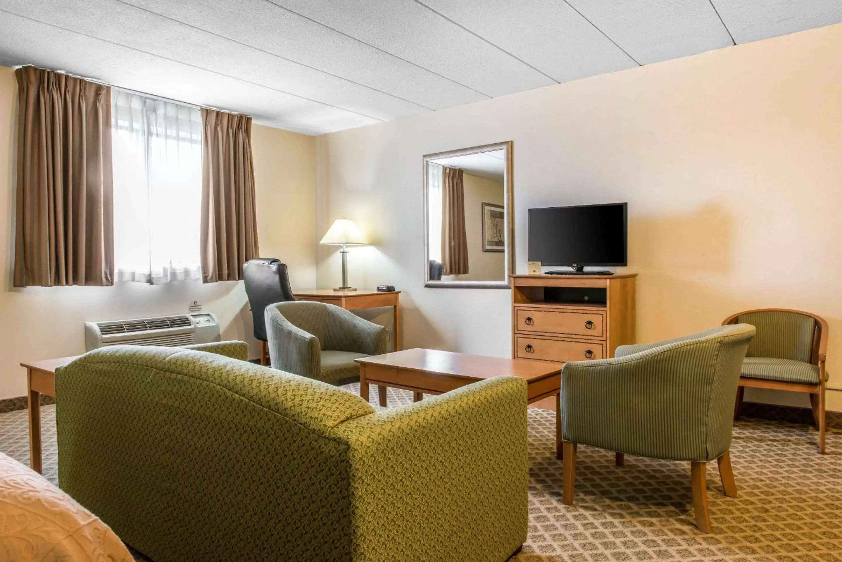 Photo of the whole room, Seating Area in Quality Inn & Suites Fairview