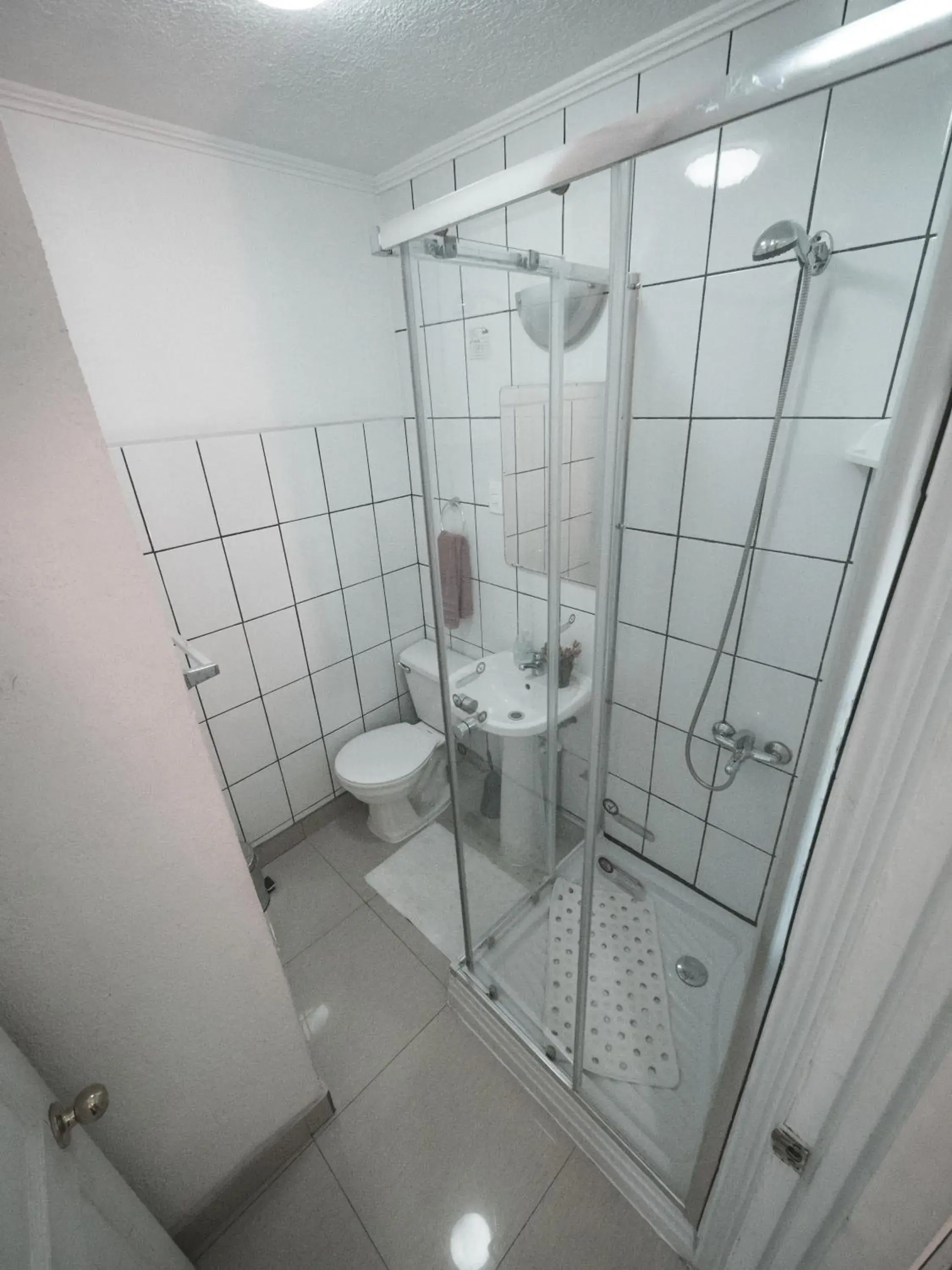Shower, Bathroom in Hostal Providencia