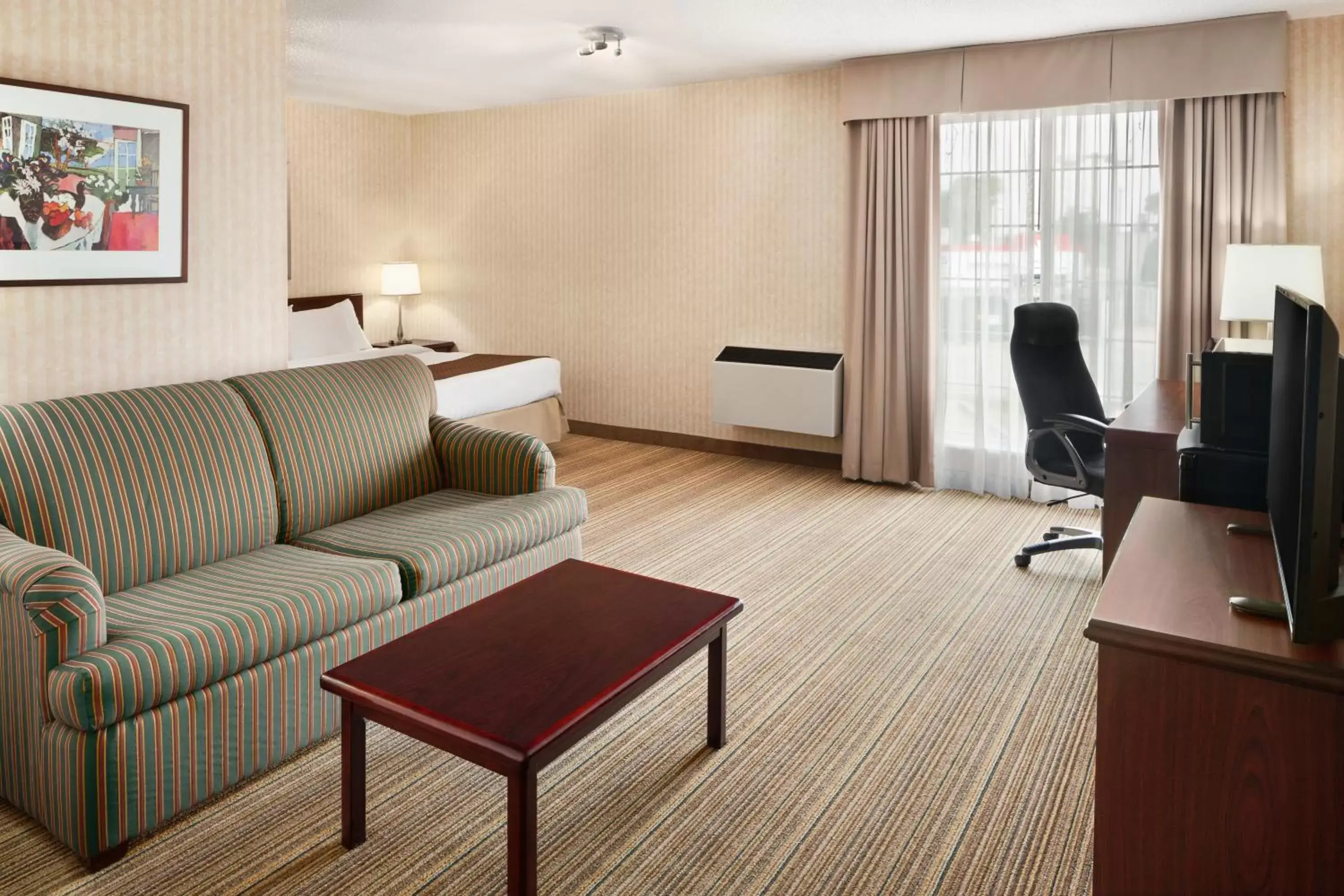 Photo of the whole room, Seating Area in Days Inn by Wyndham Brantford