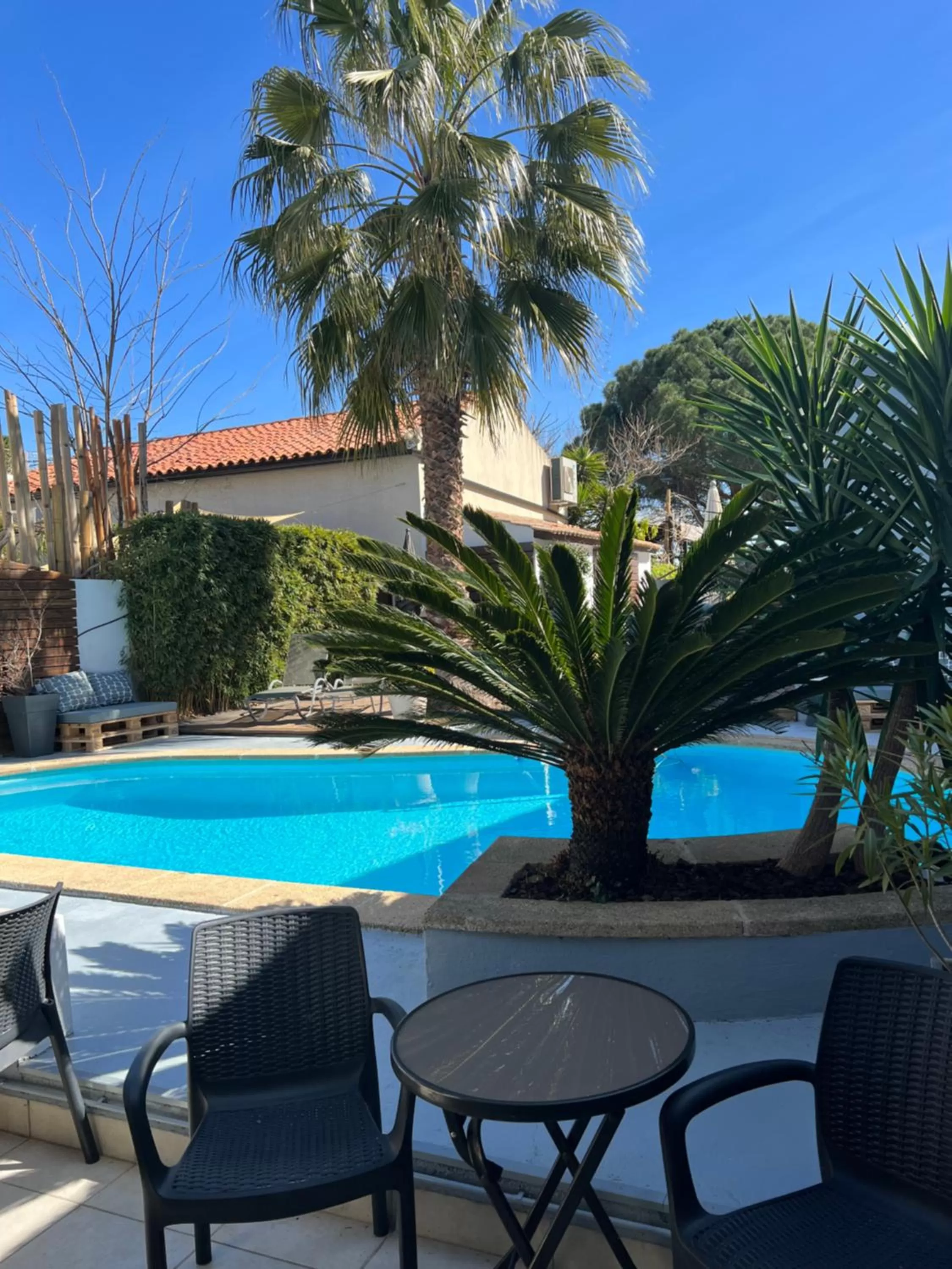 Swimming pool in Hôtel Le Médiéval - Parking inclus & accueil vélo