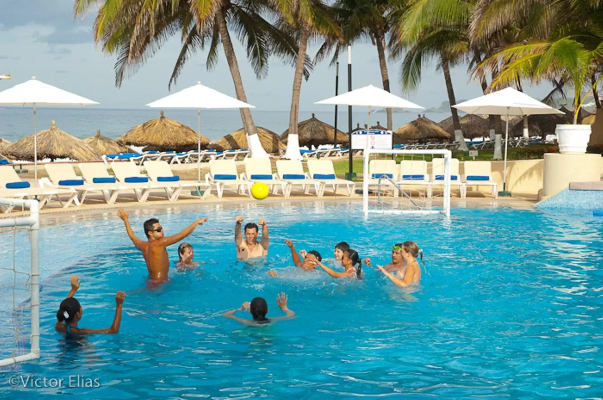 Swimming Pool in ENNA INN IXTAPA DEPARTAMENTOS ViSTA AL MAR