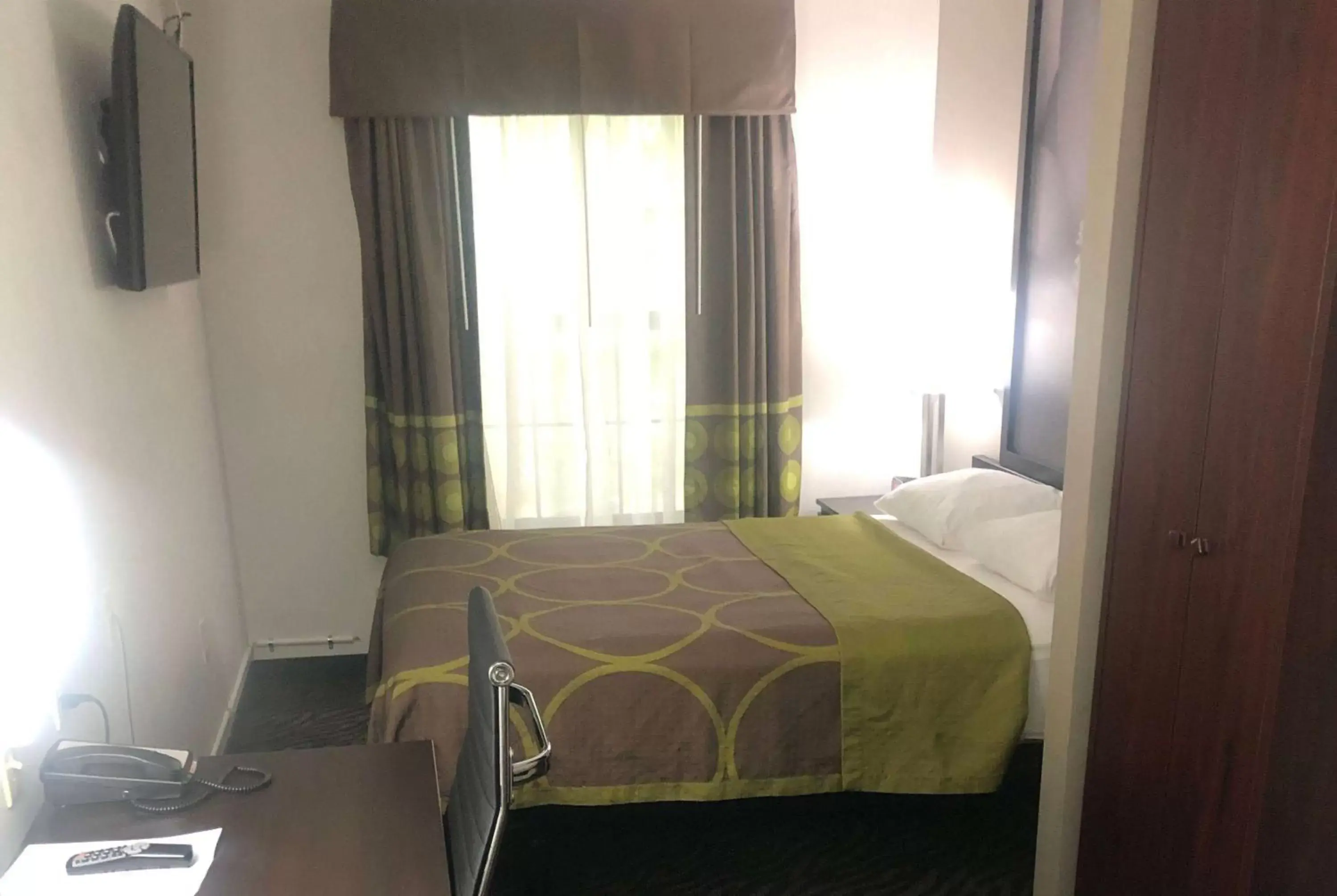 Photo of the whole room, Bed in Super 8 by Wyndham High Point/Greensboro