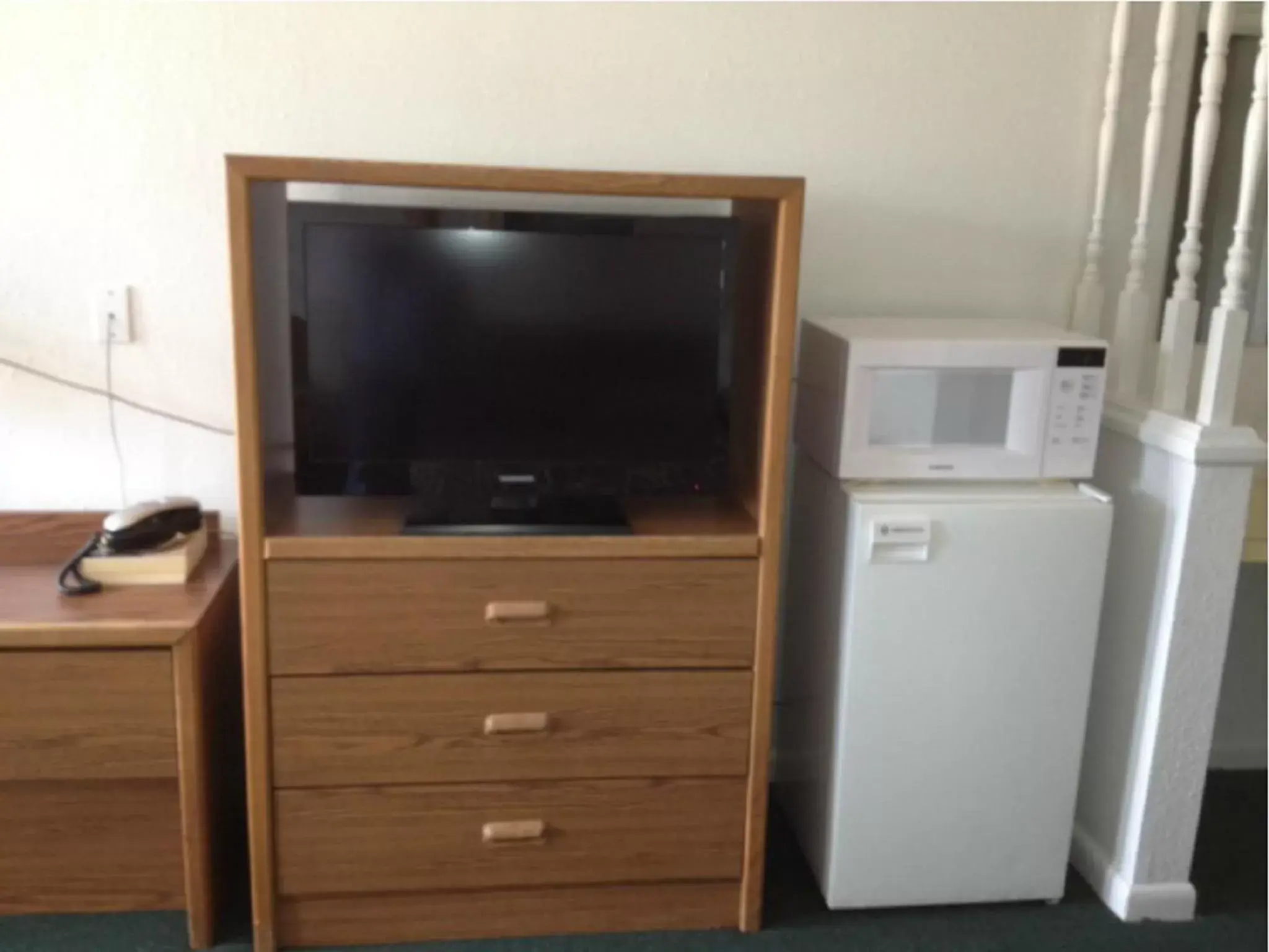 TV and multimedia, TV/Entertainment Center in Town House Motel
