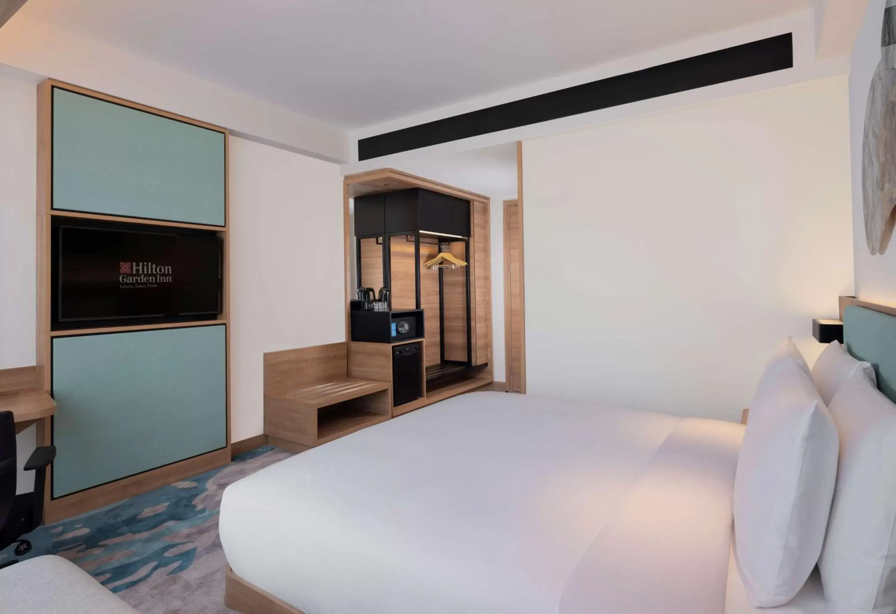 Bedroom, Bed in Hilton Garden Inn Jakarta Taman Palem