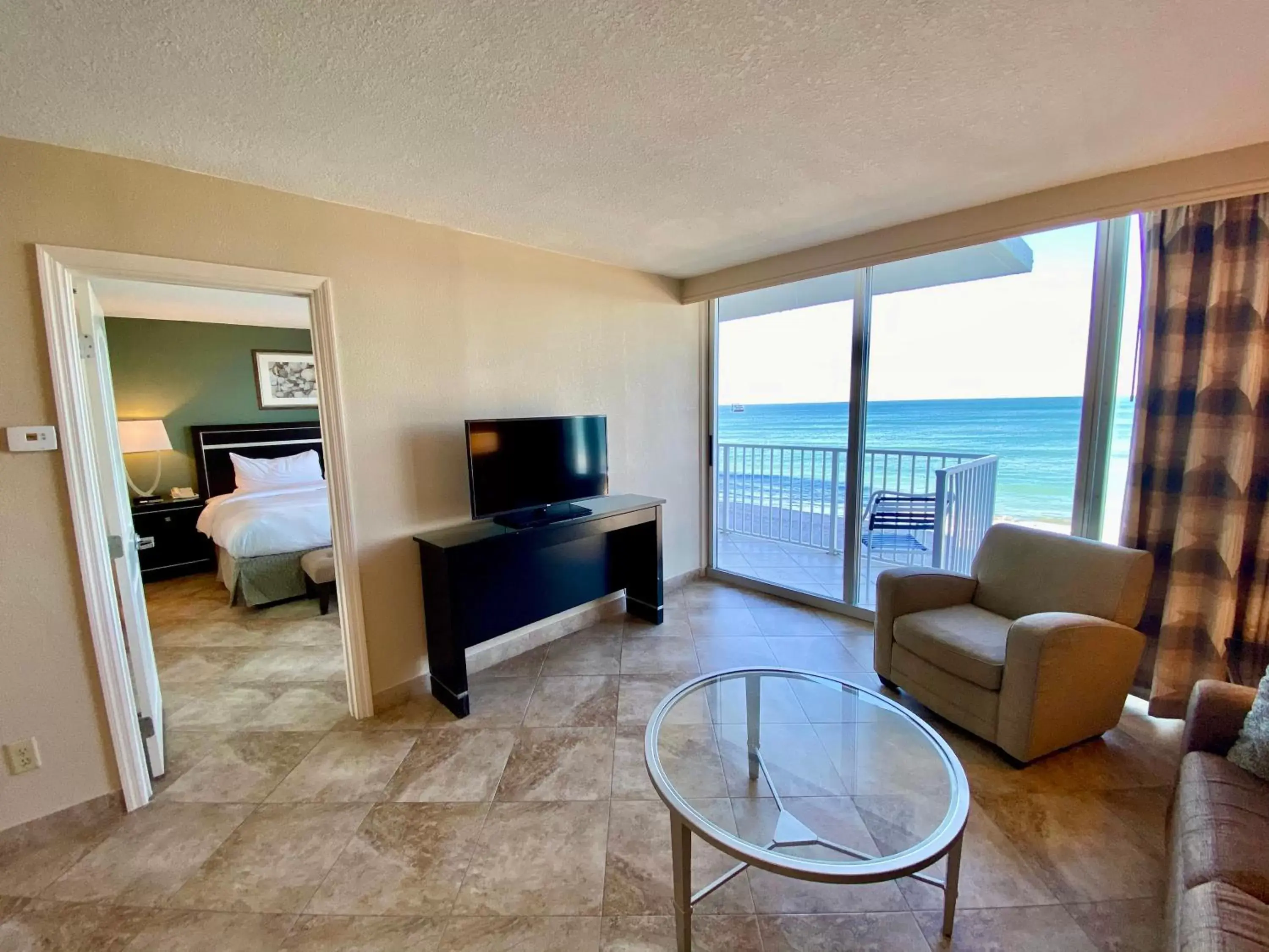 Living room, Seating Area in Radisson Suite Hotel Oceanfront