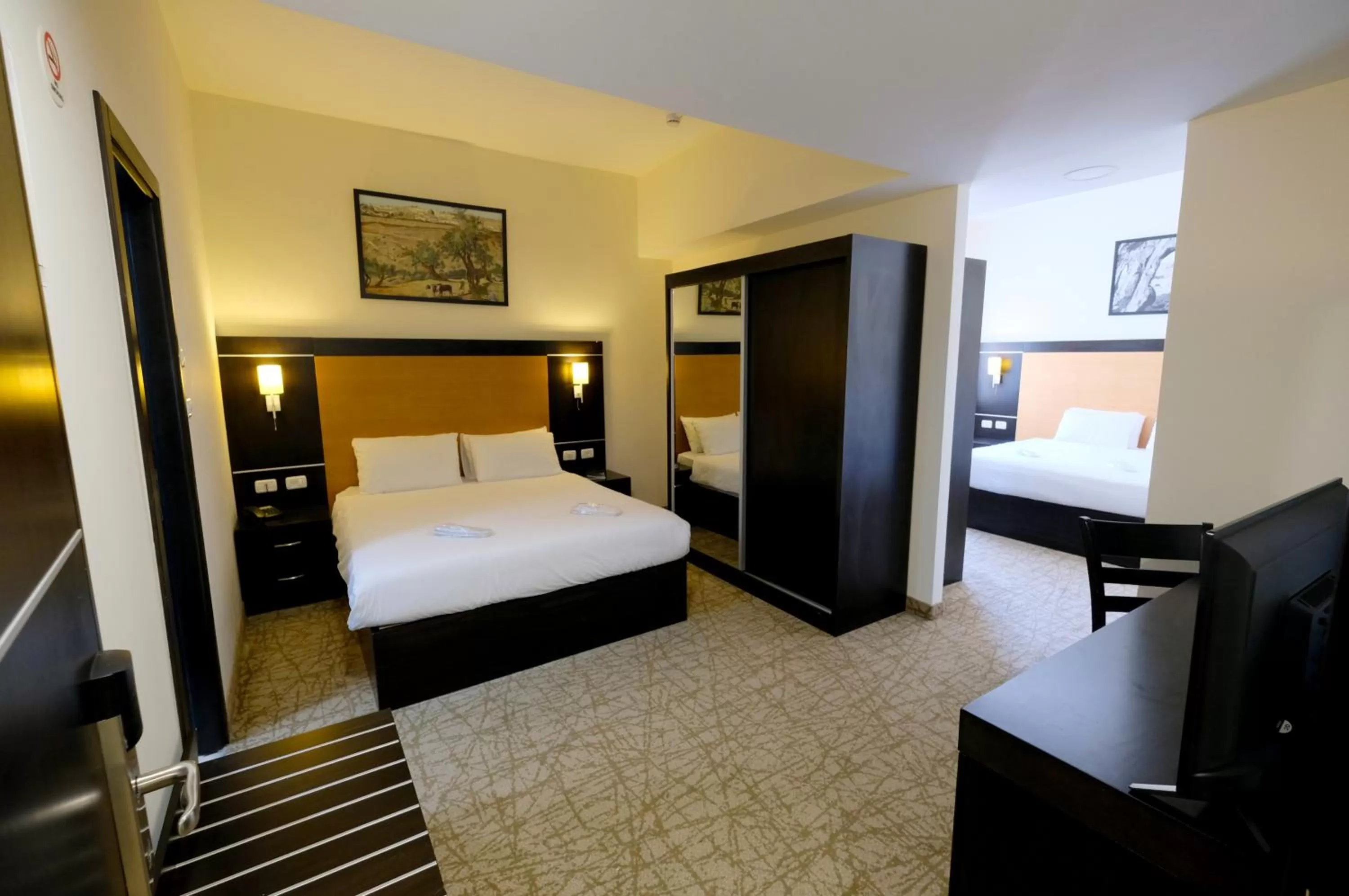Photo of the whole room, Bed in New Capitol Hotel - Jerusalem