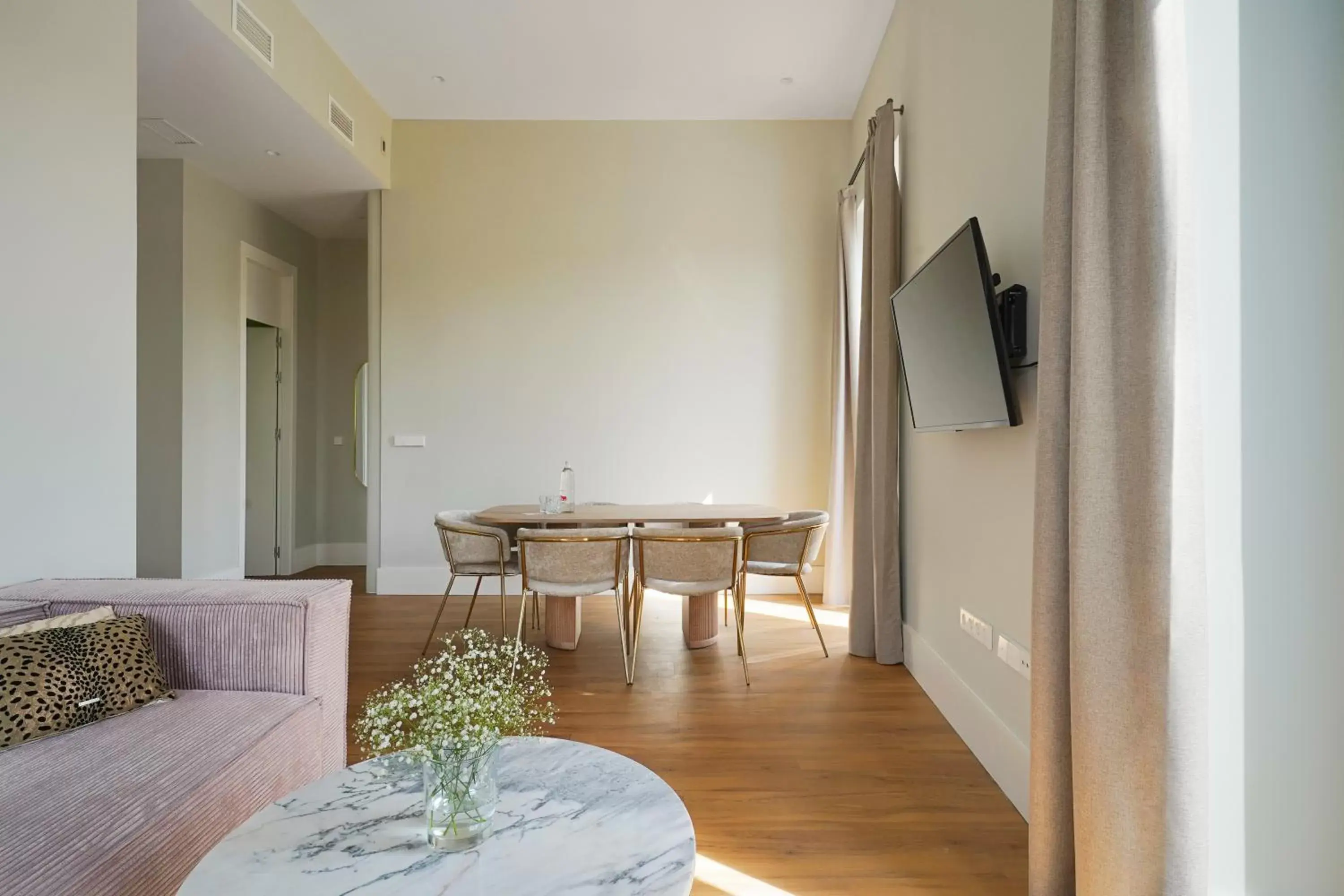 Dining area, TV/Entertainment Center in numa I Prestigio Apartments