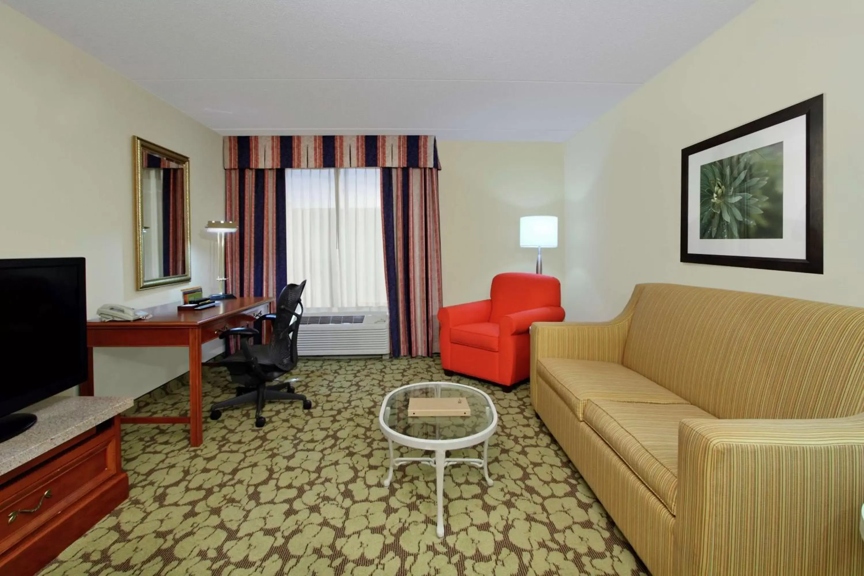 Bedroom, Seating Area in Hilton Garden Inn Chesapeake Greenbrier