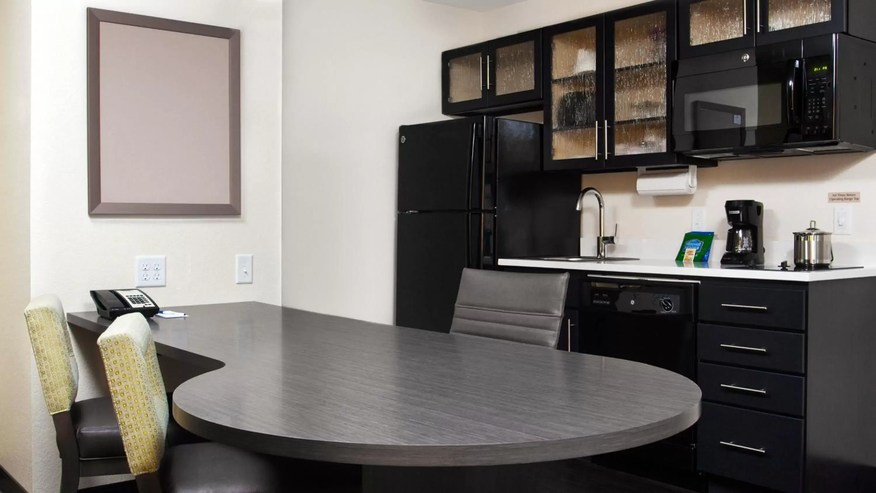 Photo of the whole room, Kitchen/Kitchenette in Candlewood Suites Carrollton, an IHG Hotel