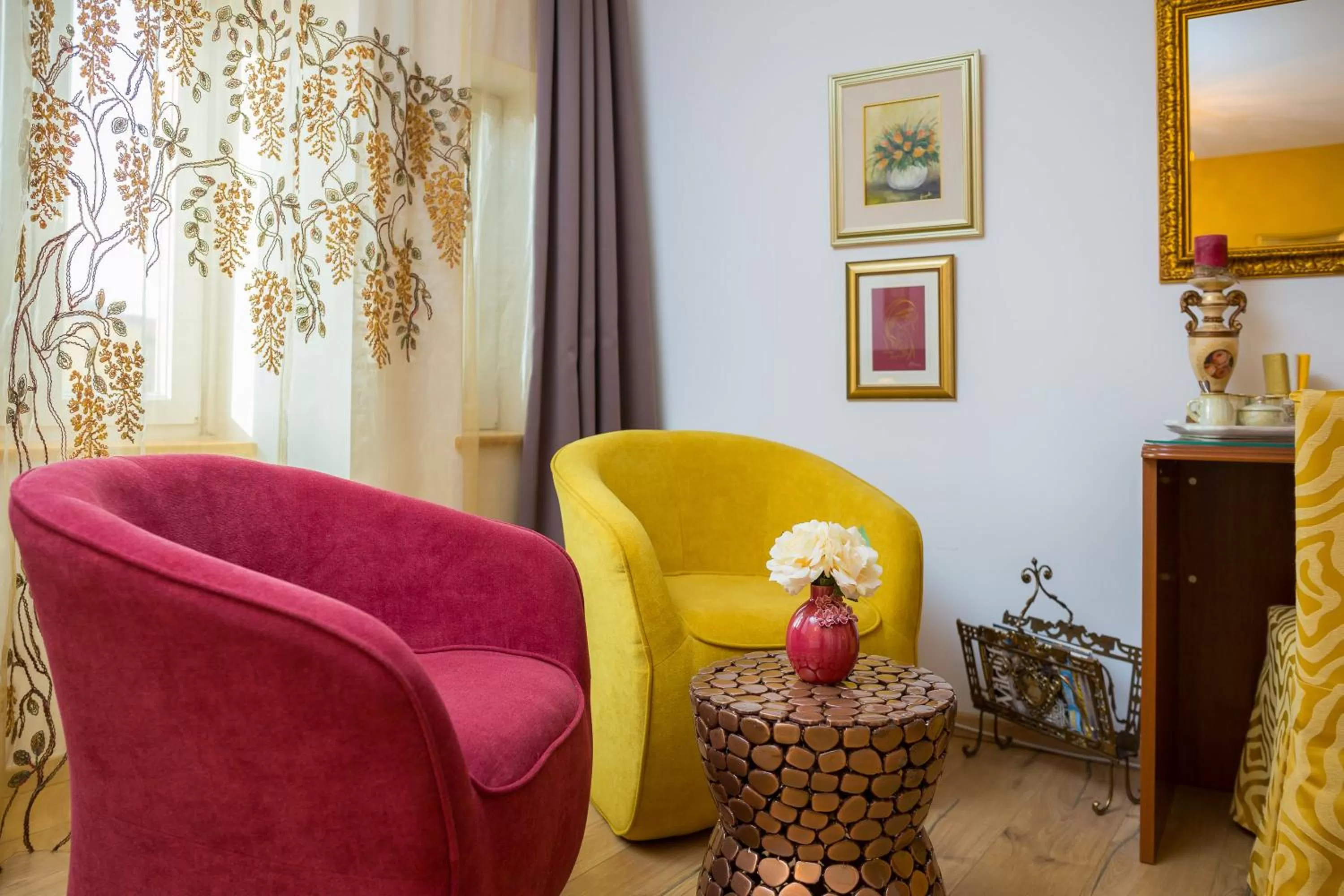 Decorative detail in Romantic Luxury Rooms