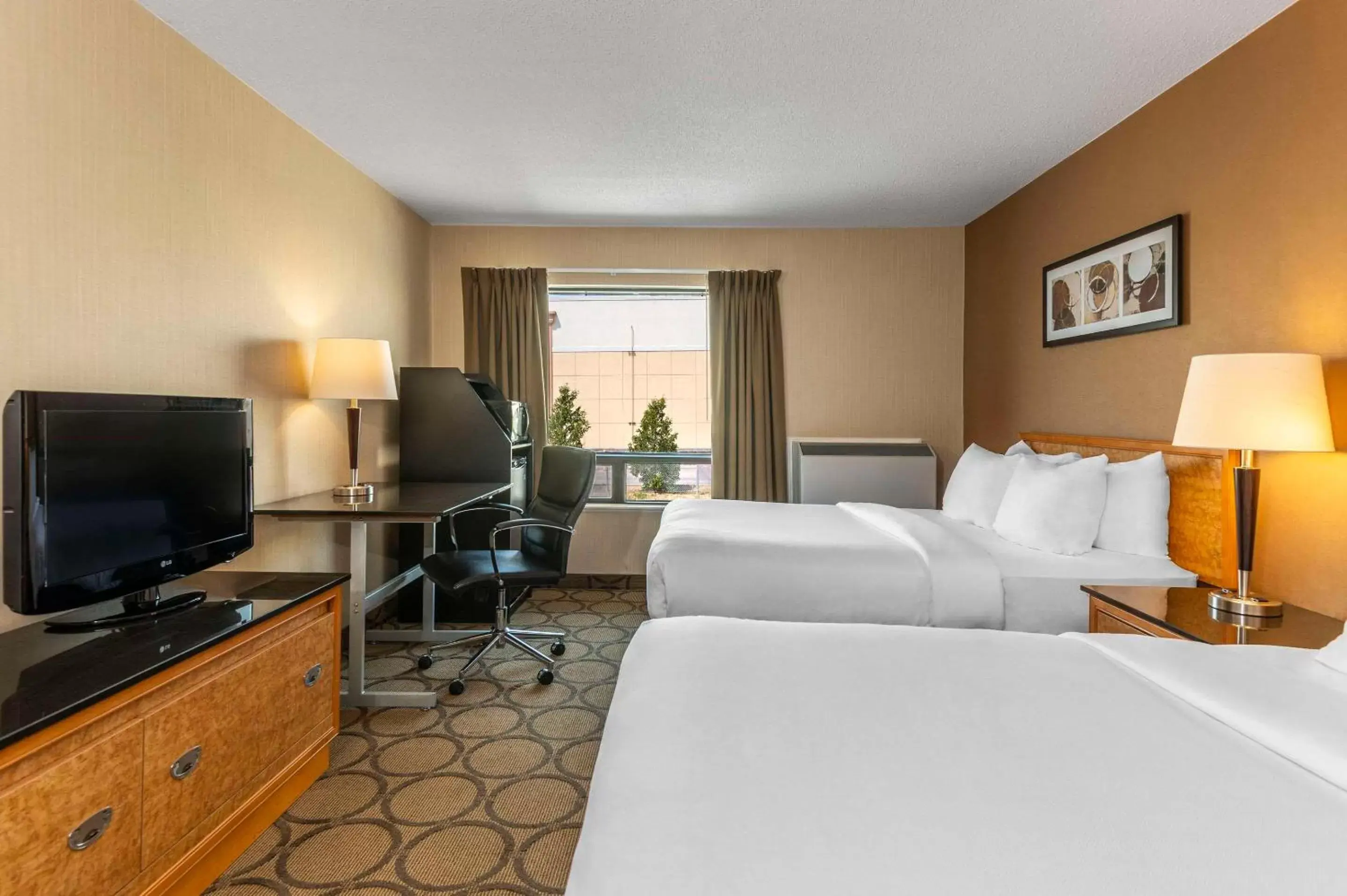 Bedroom, TV/Entertainment Center in Comfort Inn Baie-Comeau