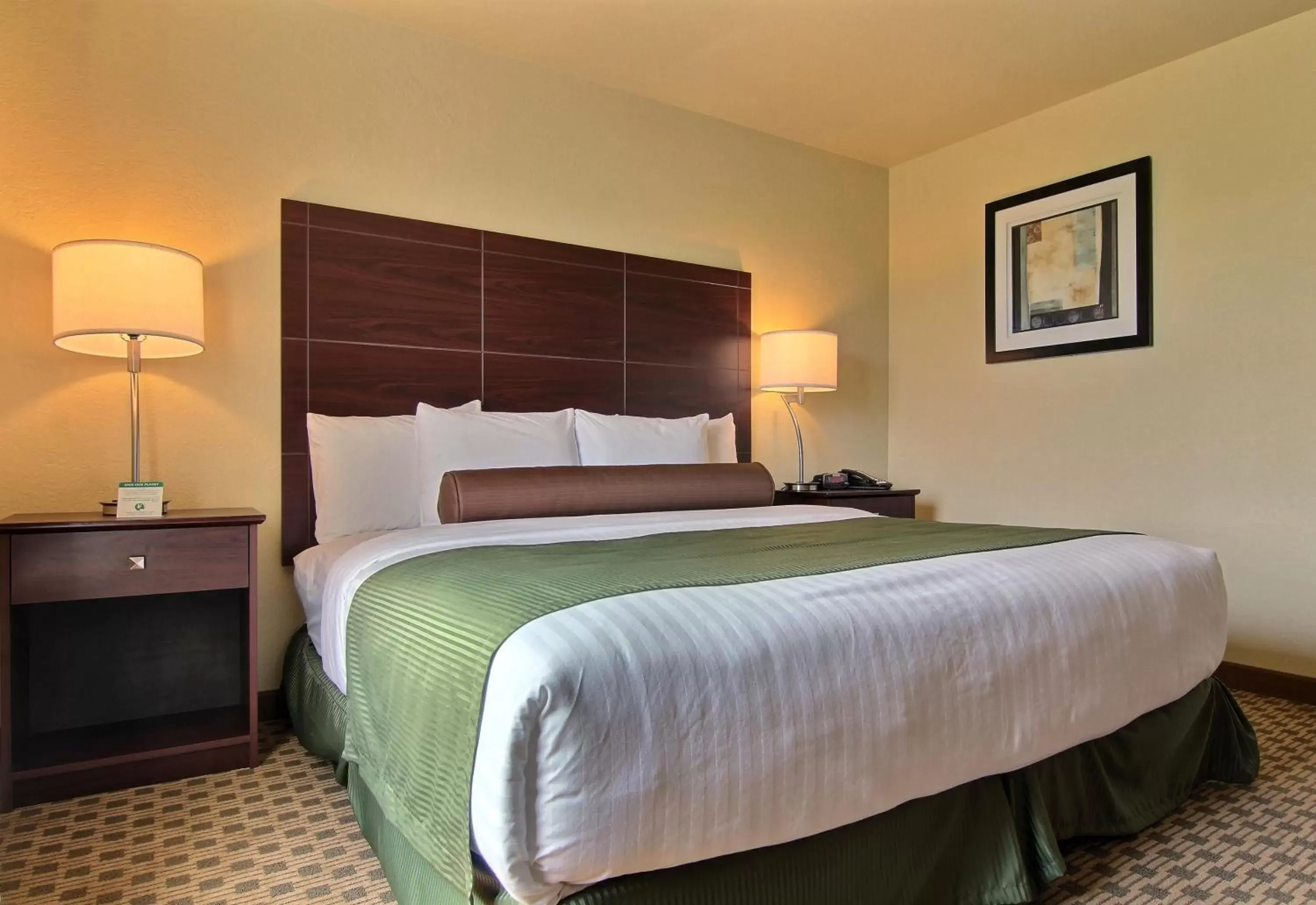 Bed in Cobblestone Inn & Suites - Linton