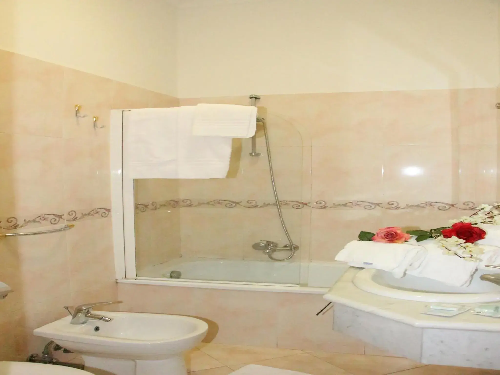 Shower, Bathroom in Hotel Mirage