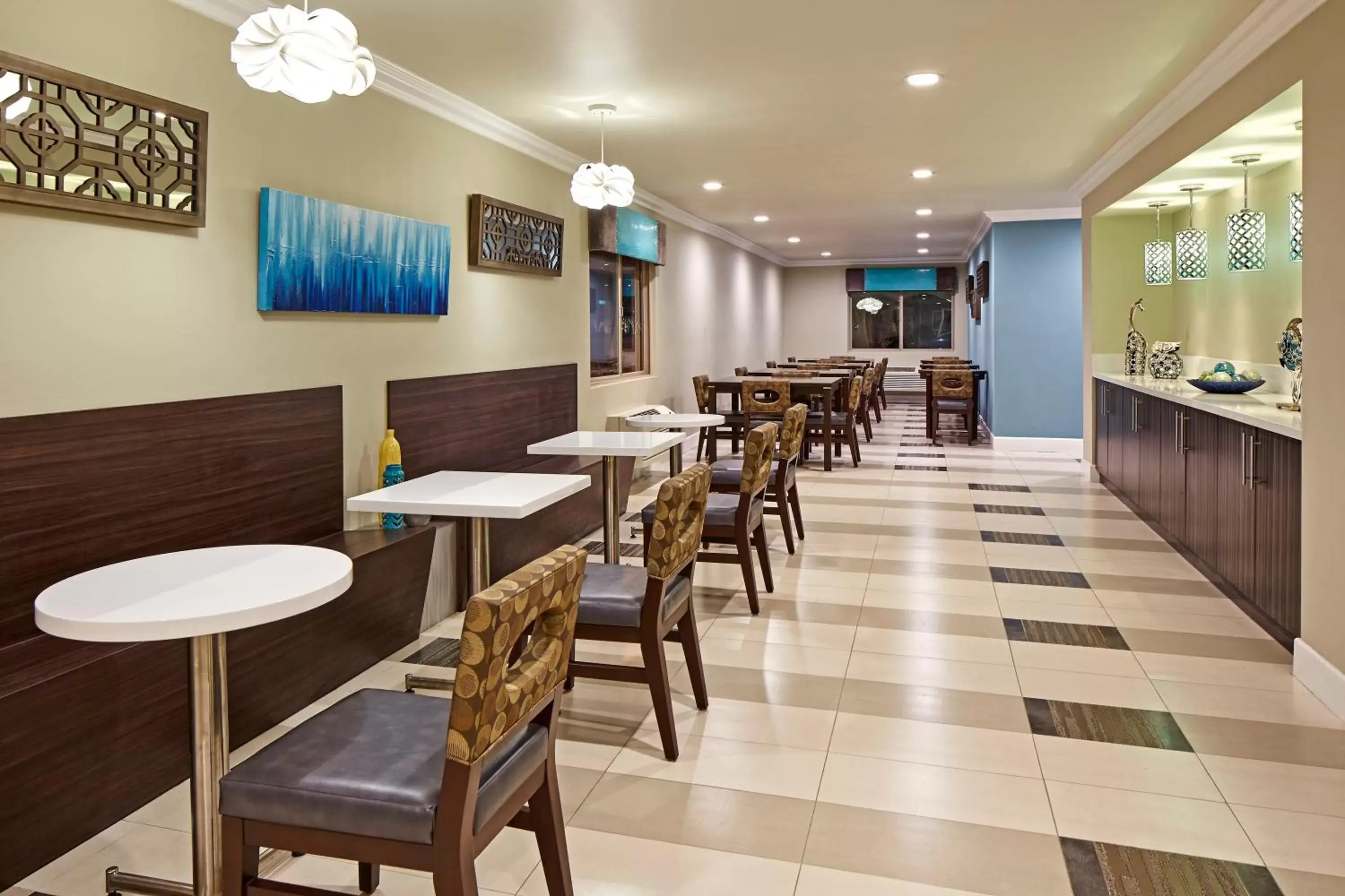 Lobby or reception, Restaurant/Places to Eat in Eden Roc Inn & Suites near the Maingate