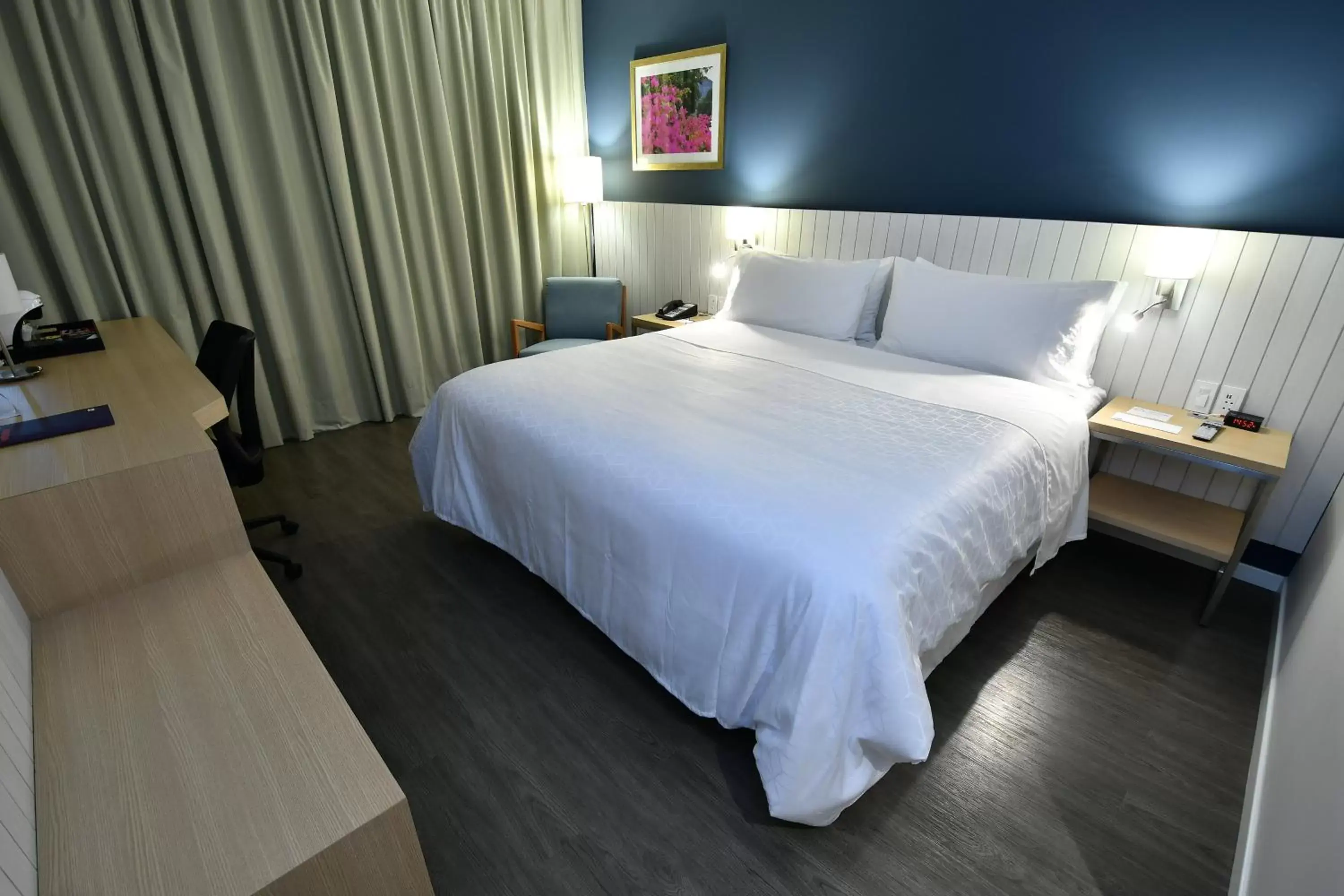 Photo of the whole room, Bed in Holiday Inn Express Asuncion Aviadores , an IHG Hotel