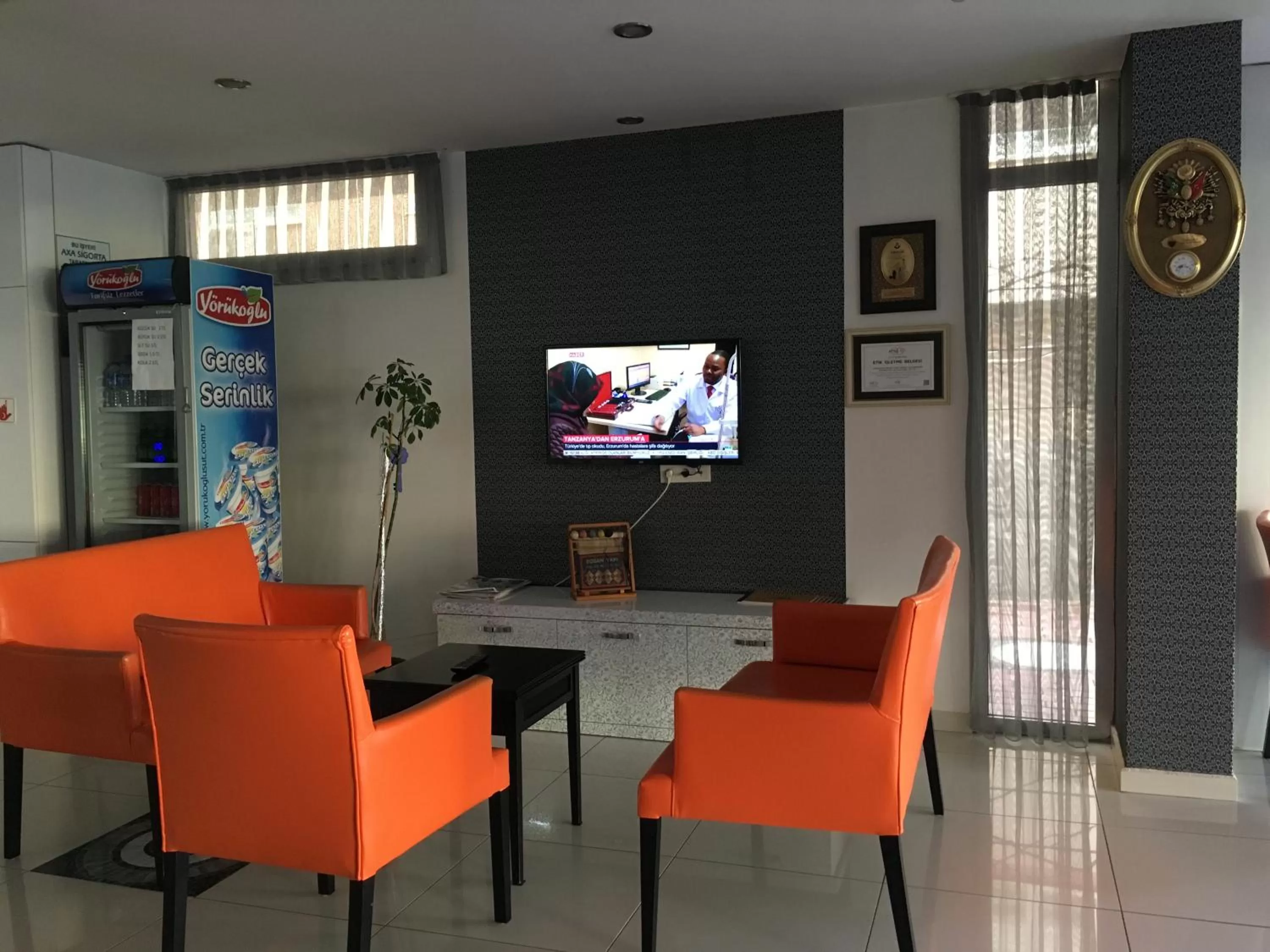 Communal lounge/ TV room in Mutado Hotel
