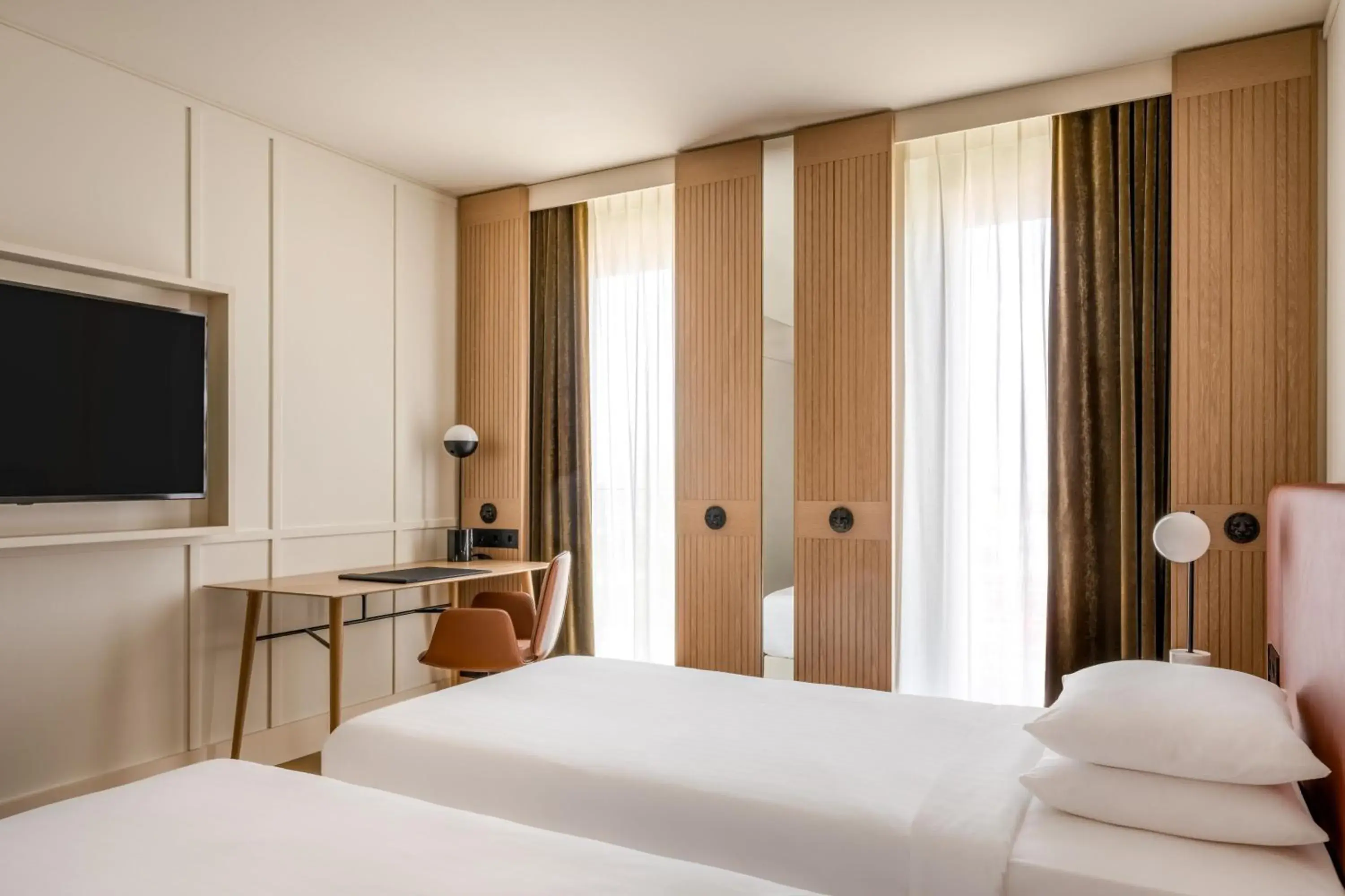 Photo of the whole room, Bed in Munich Marriott Hotel City West