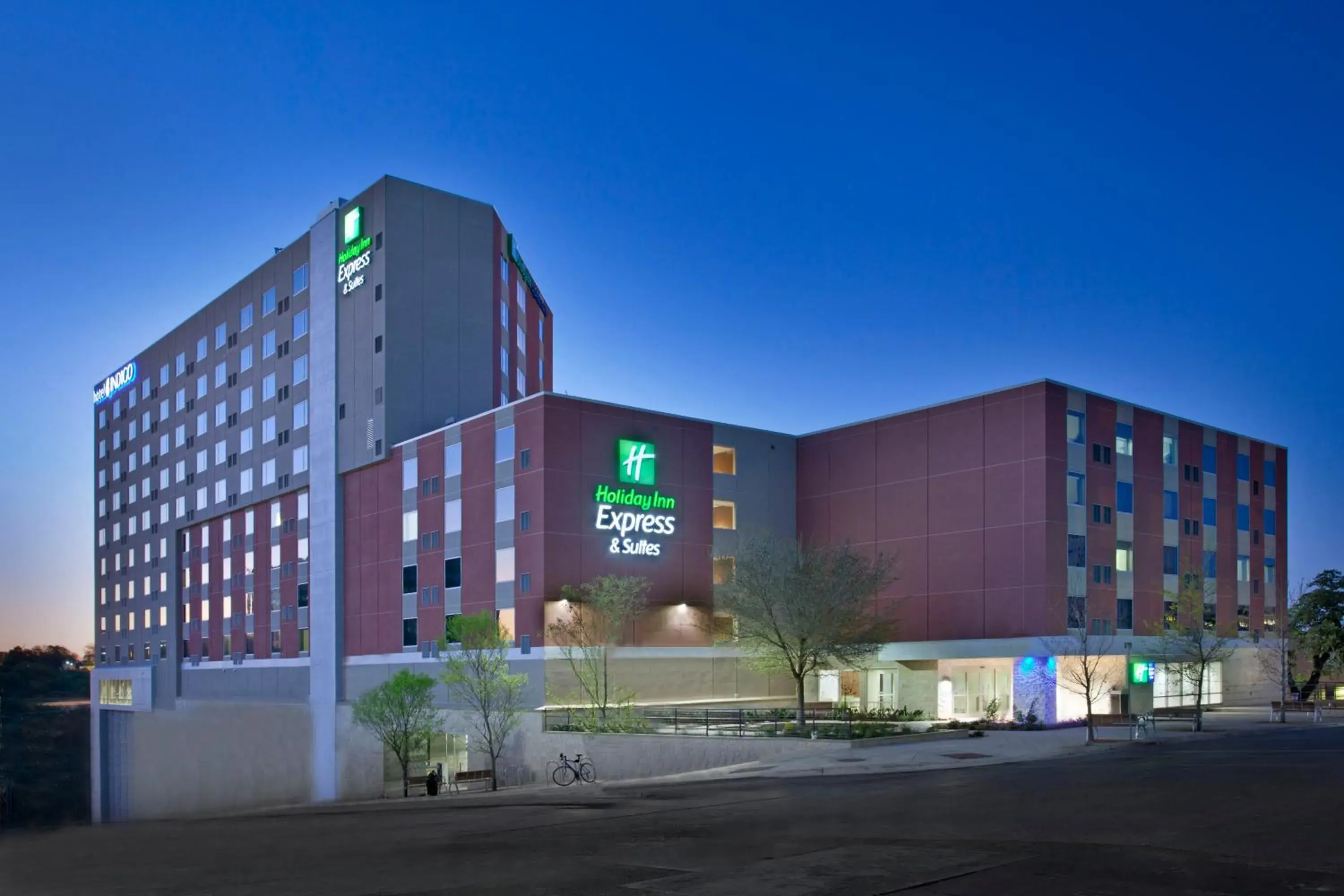 Property building in Holiday Inn Express Hotel & Suites Austin Downtown - University by IHG Property building in Holiday Inn Express Hotel & Suites Austin Downtown - University by IHG