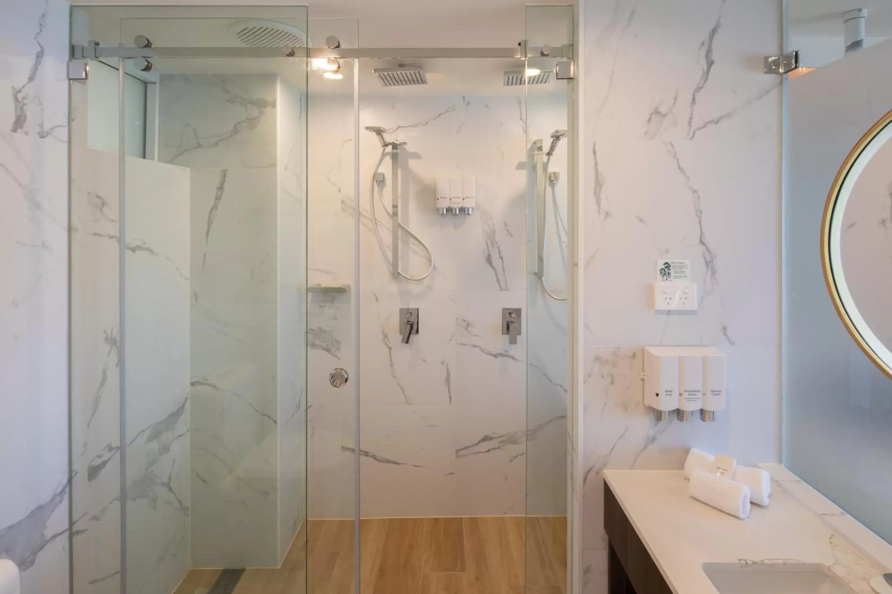 Shower, Bathroom in Ocean Front Motel