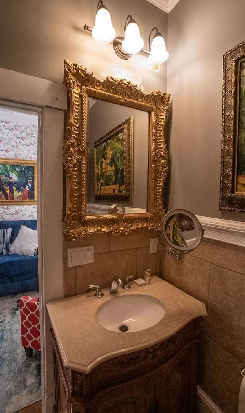 Bathroom in Casablanca Inn on the Bay