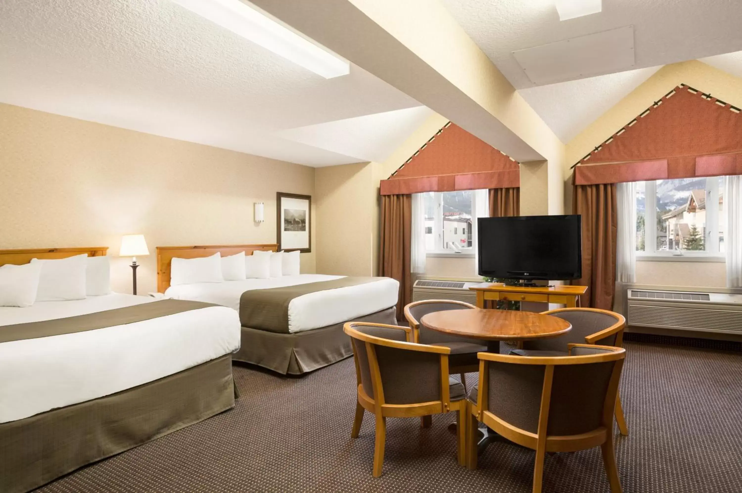 Bed, TV/Entertainment Center in Canmore Inn & Suites