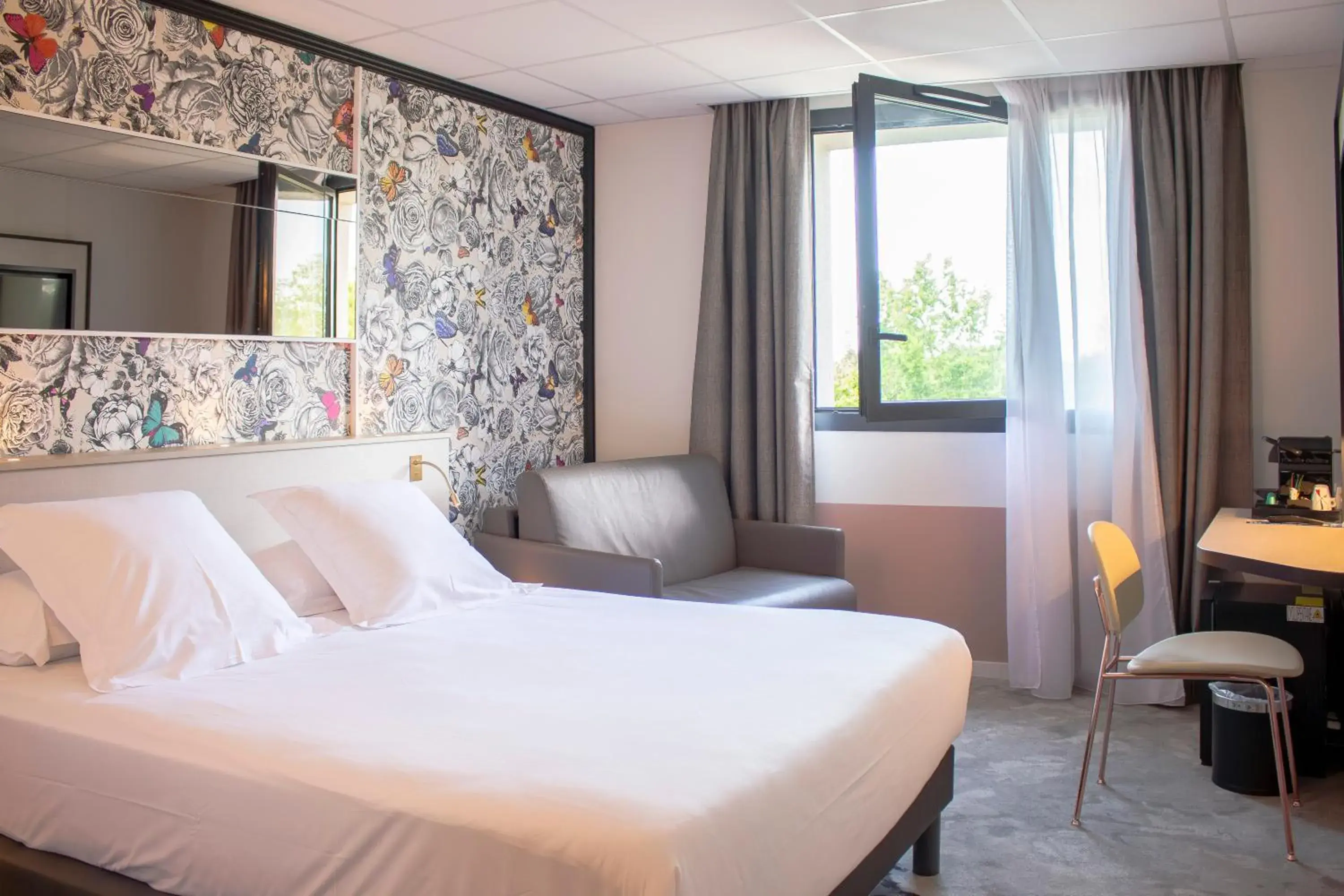 Bed in Brit Hotel Nantes La Beaujoire - L'Amandine