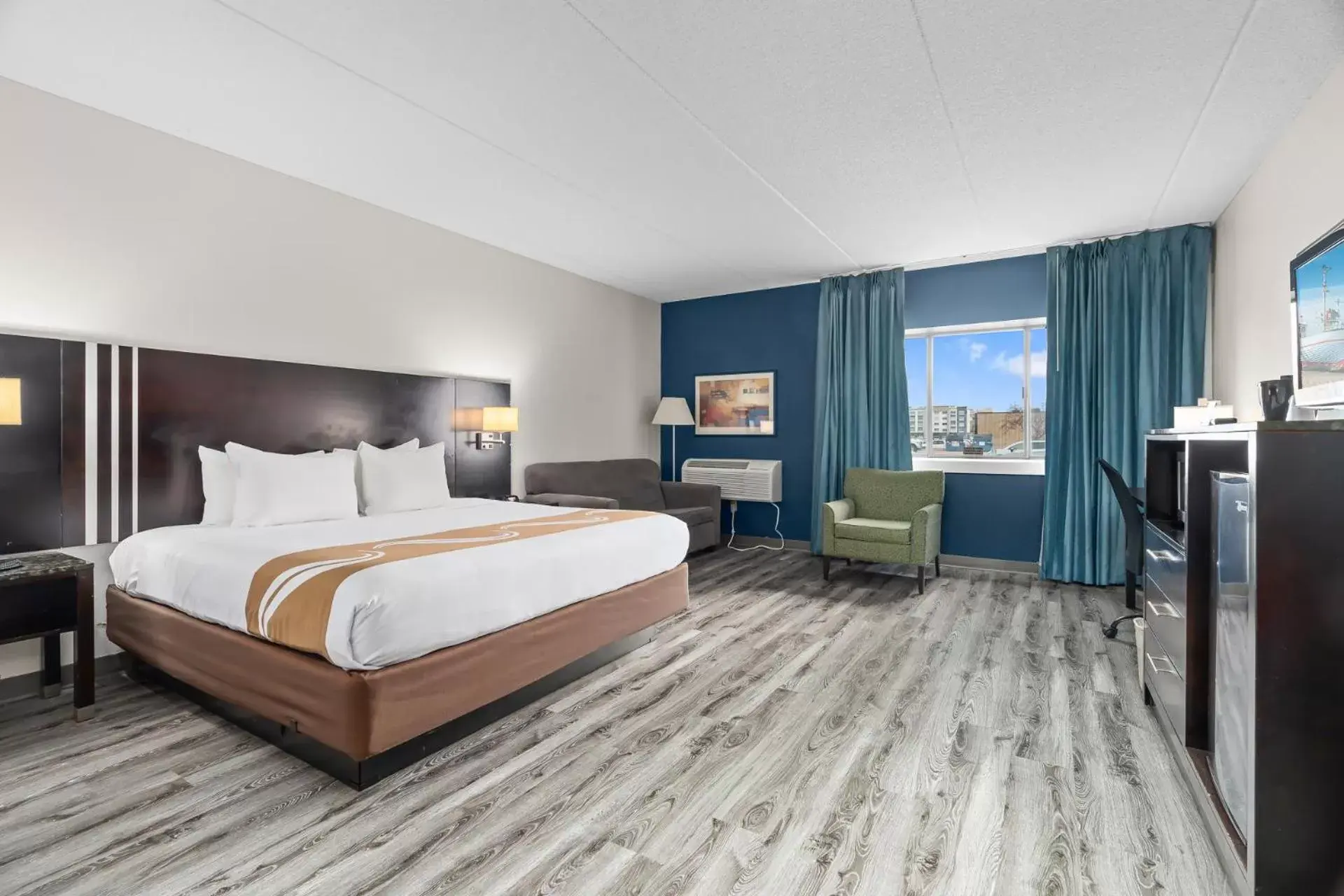 Photo of the whole room, Bed in Quality Inn & Suites Mall of America - MSP Airport