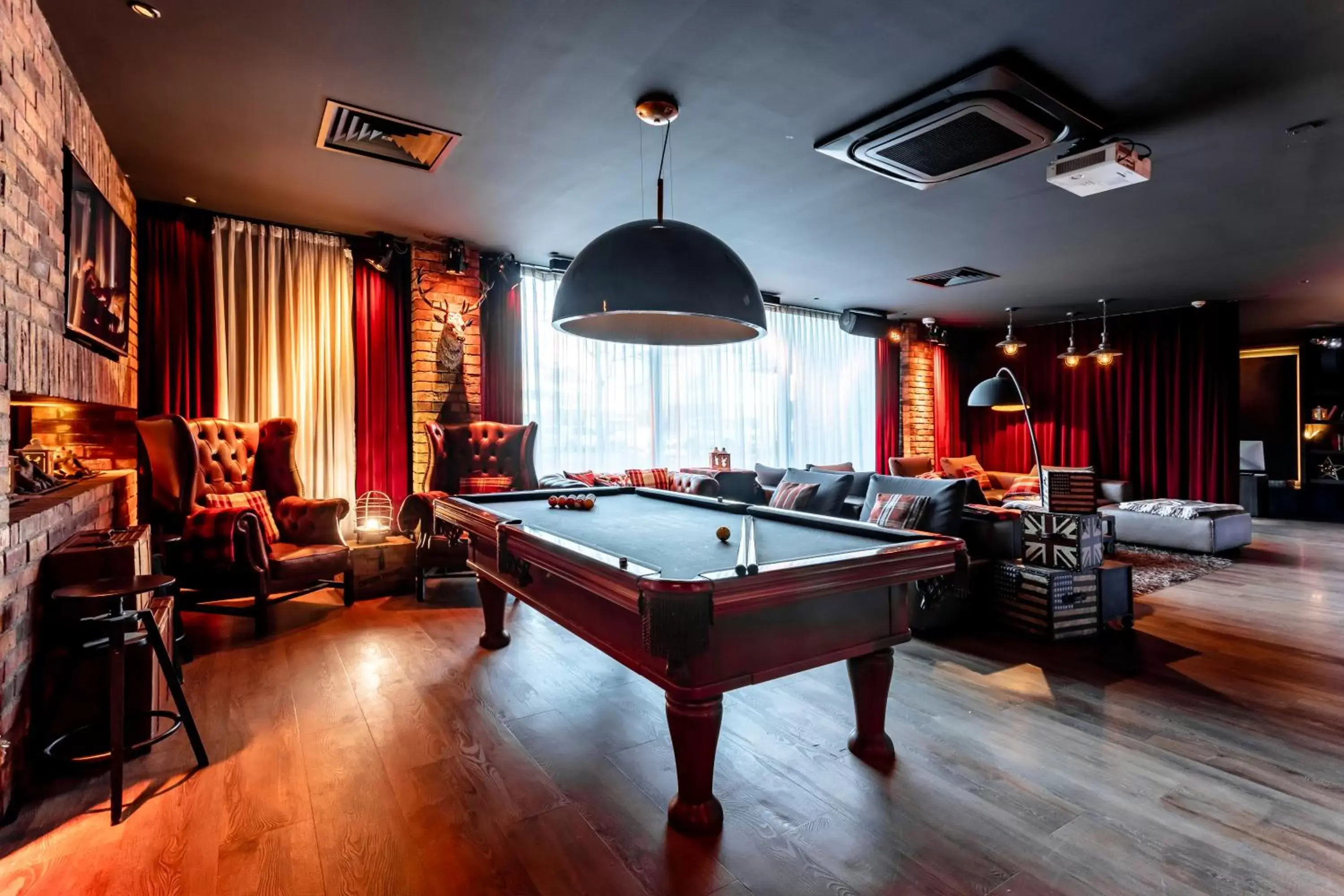 Communal lounge/ TV room, Billiards in pentahotel Derby