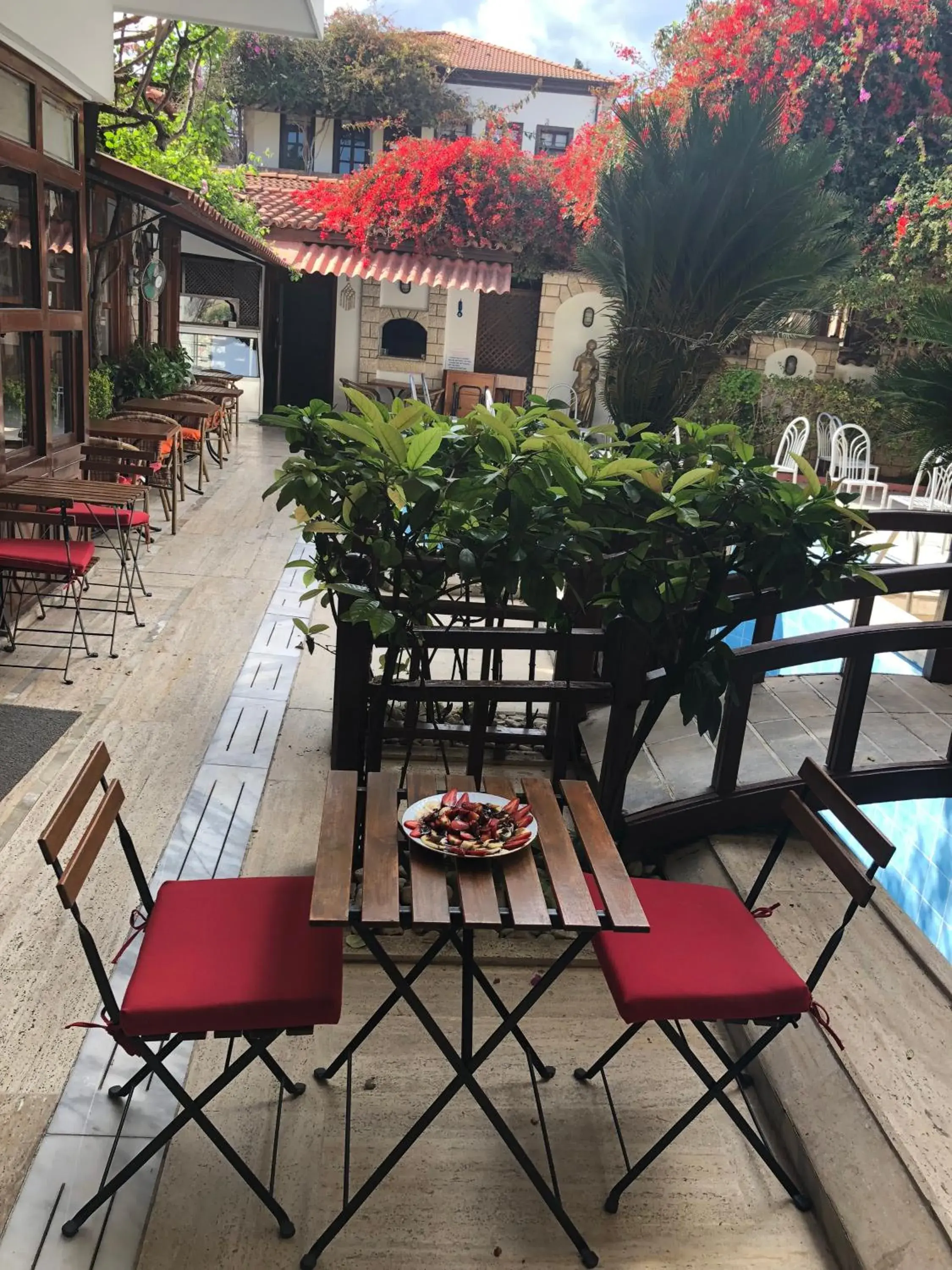 Restaurant/places to eat in Hotel Karyatit Kaleici