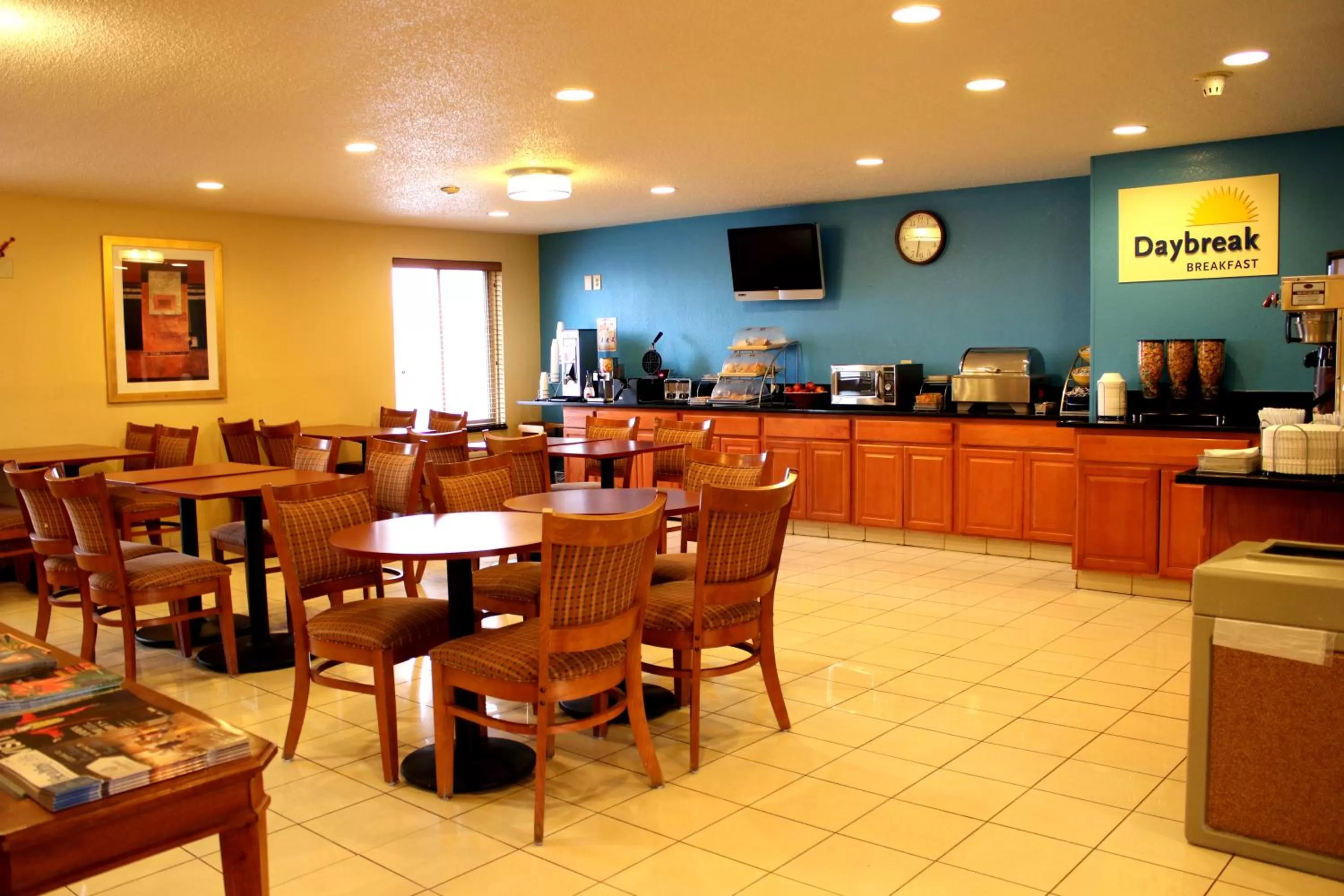 Breakfast in Days Inn & Suites by Wyndham Bloomington/Normal IL