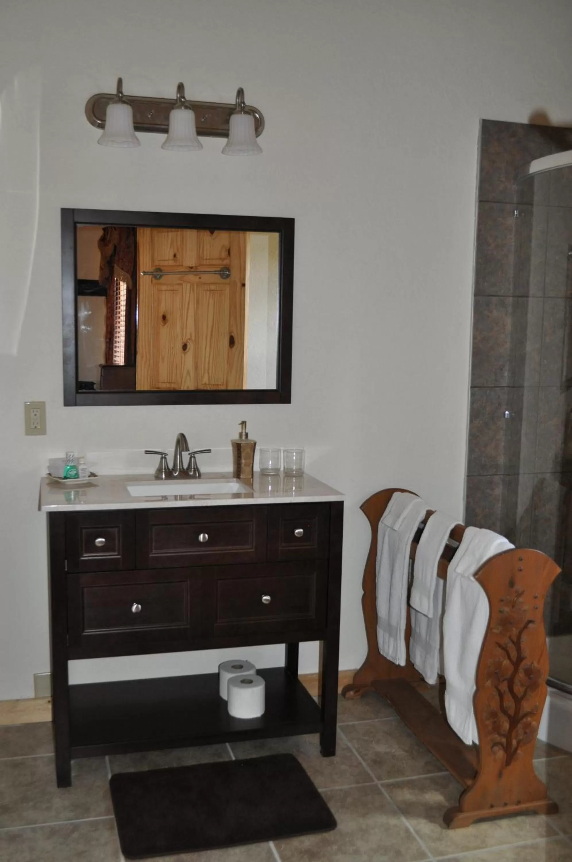Bathroom in Elkwood Manor Bed & Breakfast
