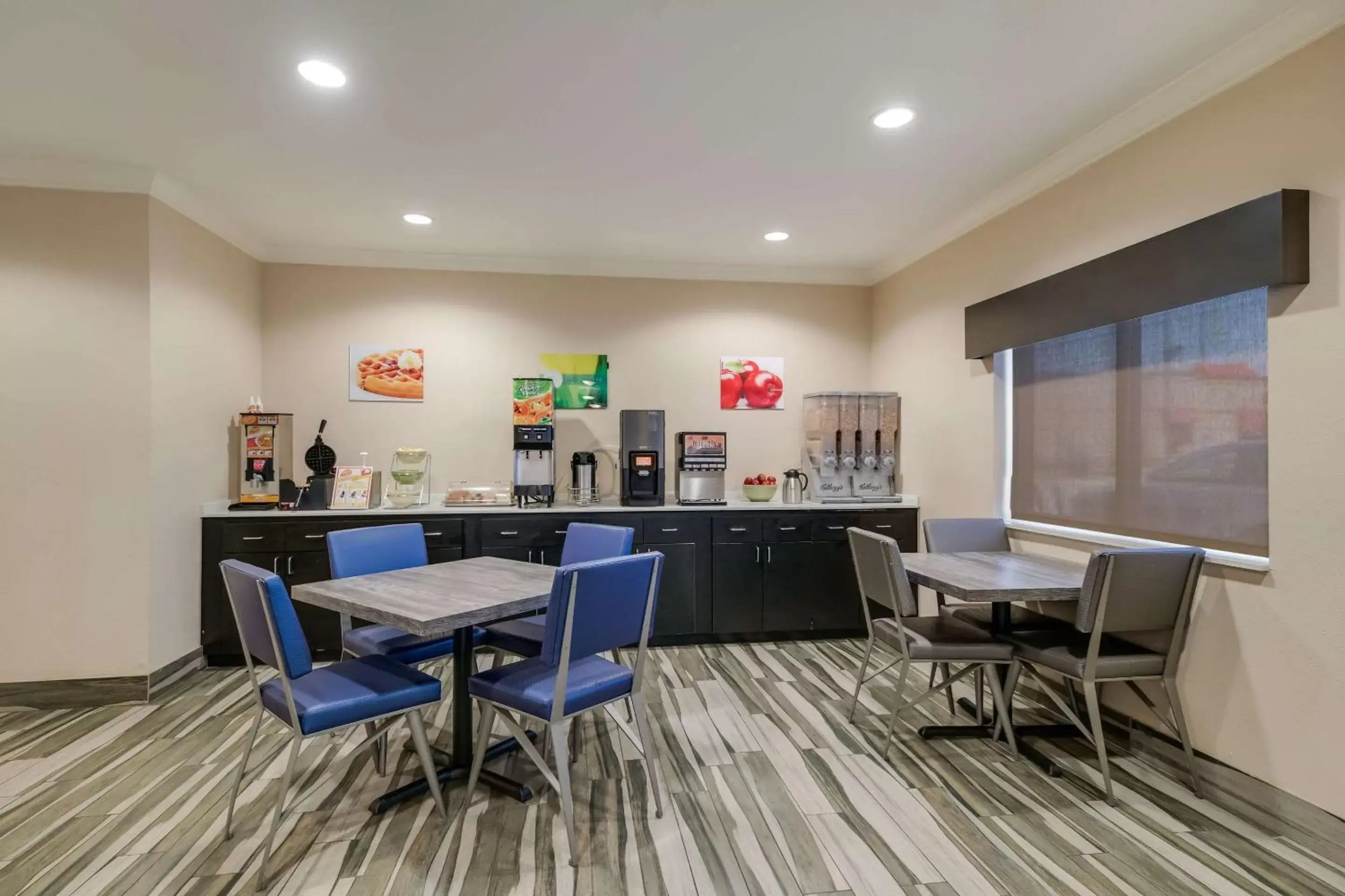 Coffee/tea facilities, Dining Area in Quality Inn & Suites