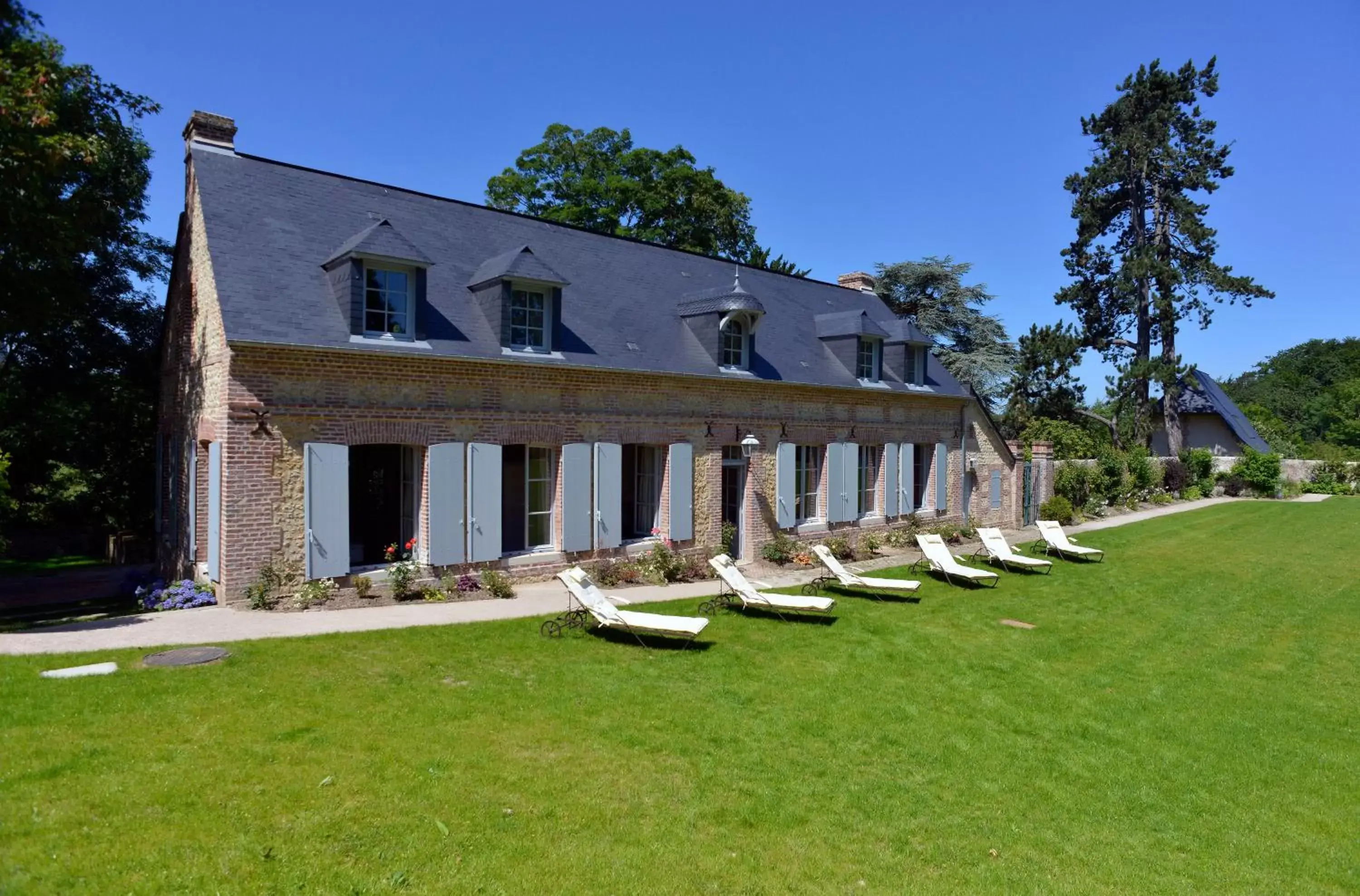 Facade/entrance, Property Building in Le Clos de Grâce