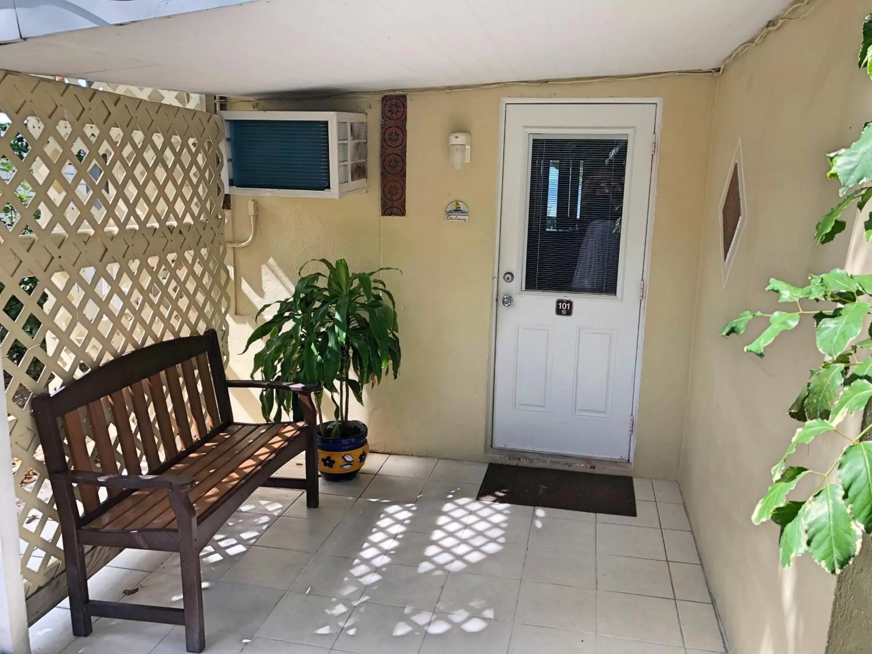 Facade/entrance, Seating Area in The Pelican Key Largo Cottages