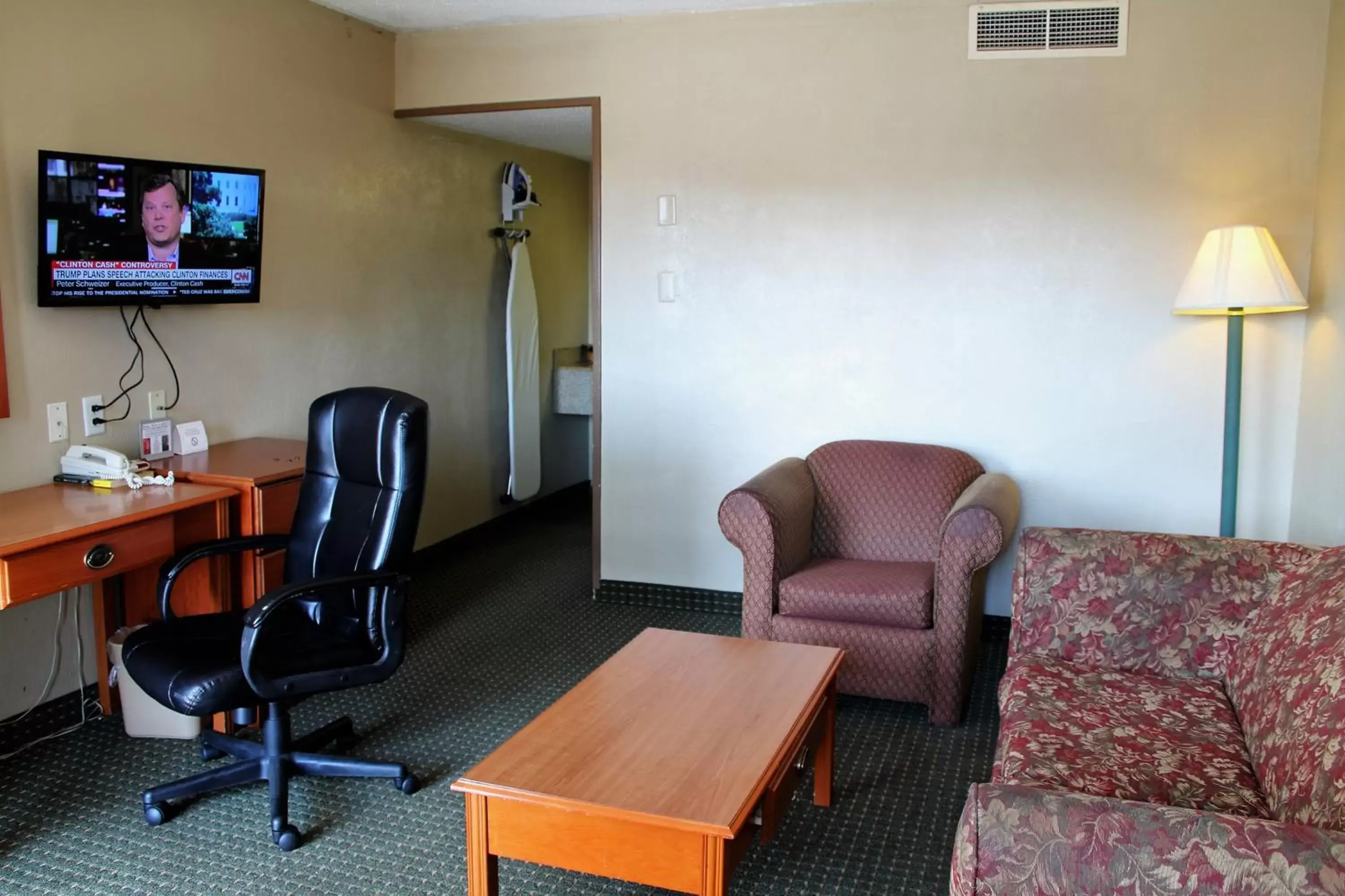Living room, Seating Area in Continental Inn and Suites