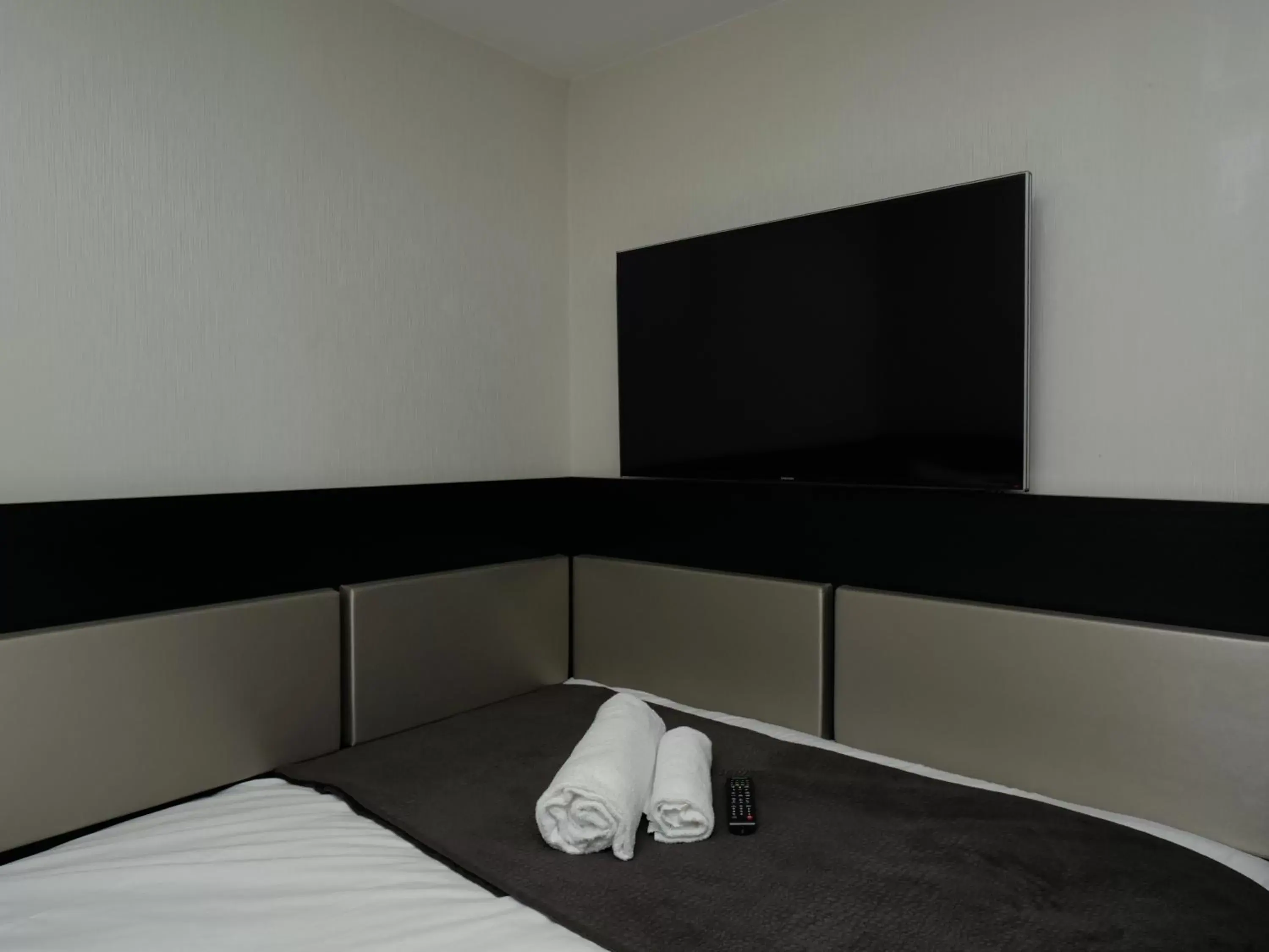Bed, TV/Entertainment Center in Great St Helen Hotel