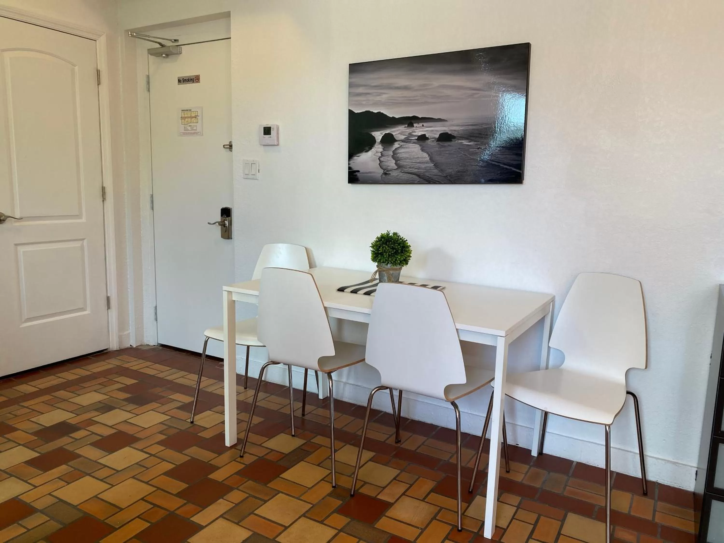 Dining area in Harding Boutique Apartments