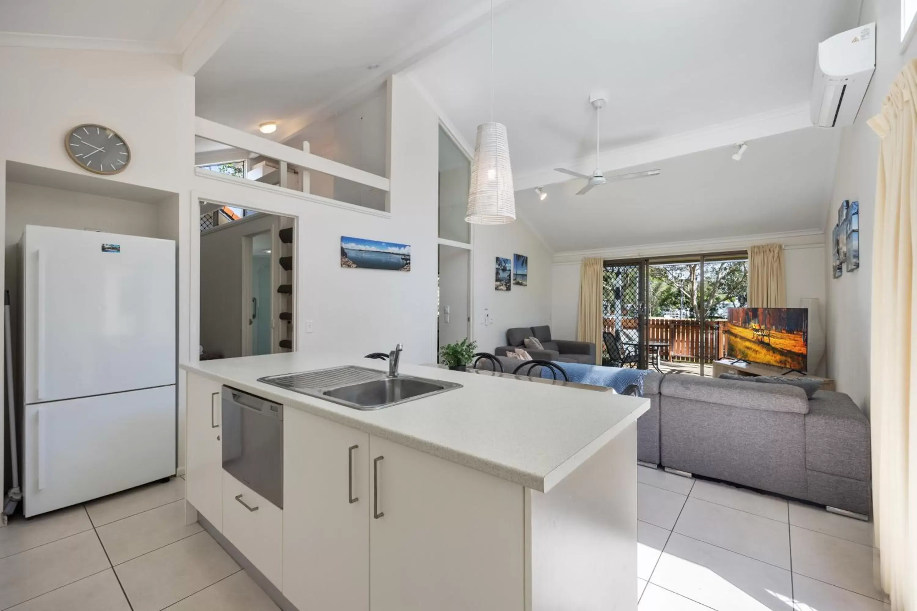 Kitchen/Kitchenette in Wolngarin Holiday Resort Noosa