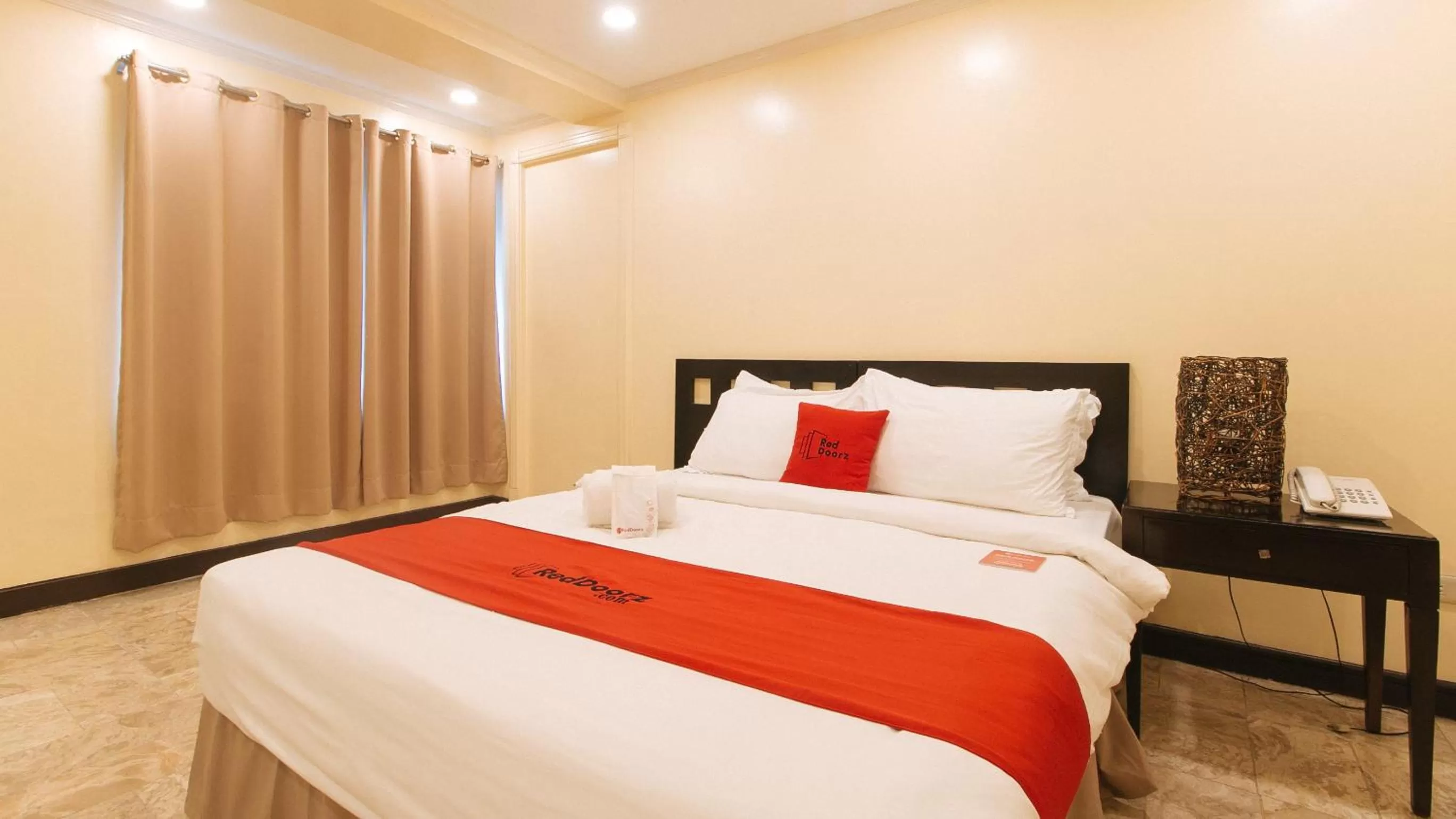 Photo of the whole room, Bed in RedDoorz Premium near Greenbelt Makati - Vaccinated Staff