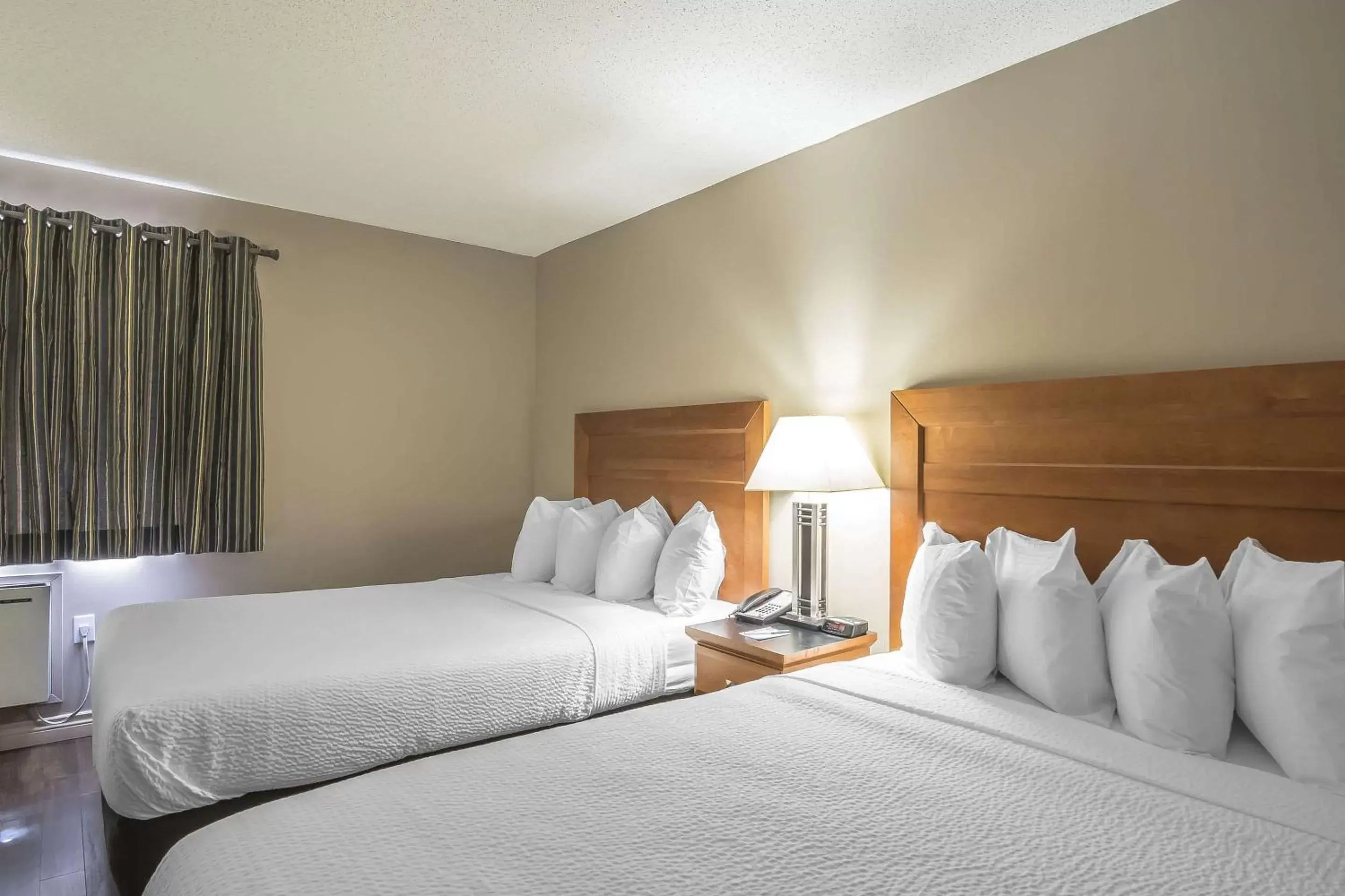 Photo of the whole room, Bed in Quality Inn West Edmonton