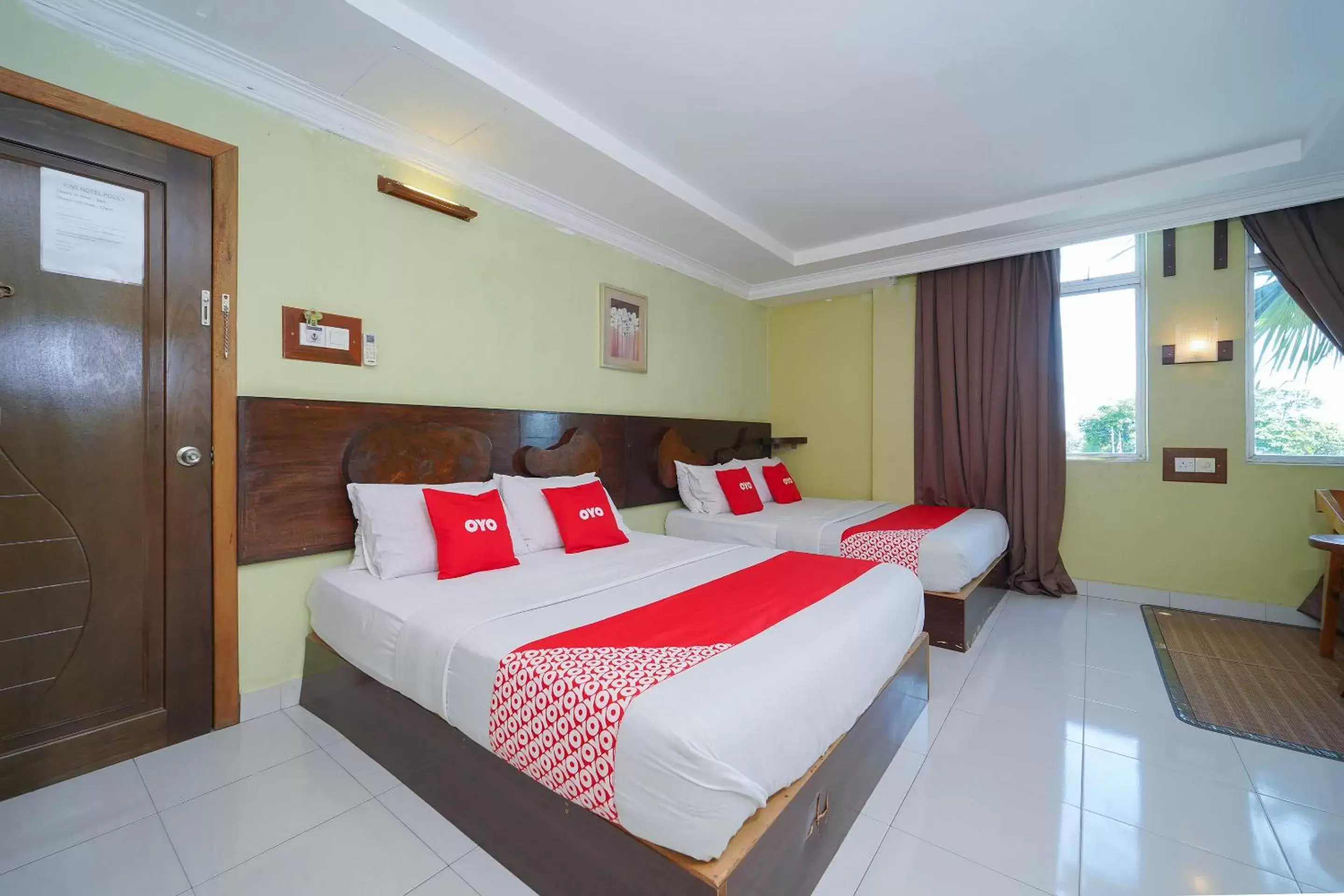 Bedroom in OYO 89976 Fins Hotel