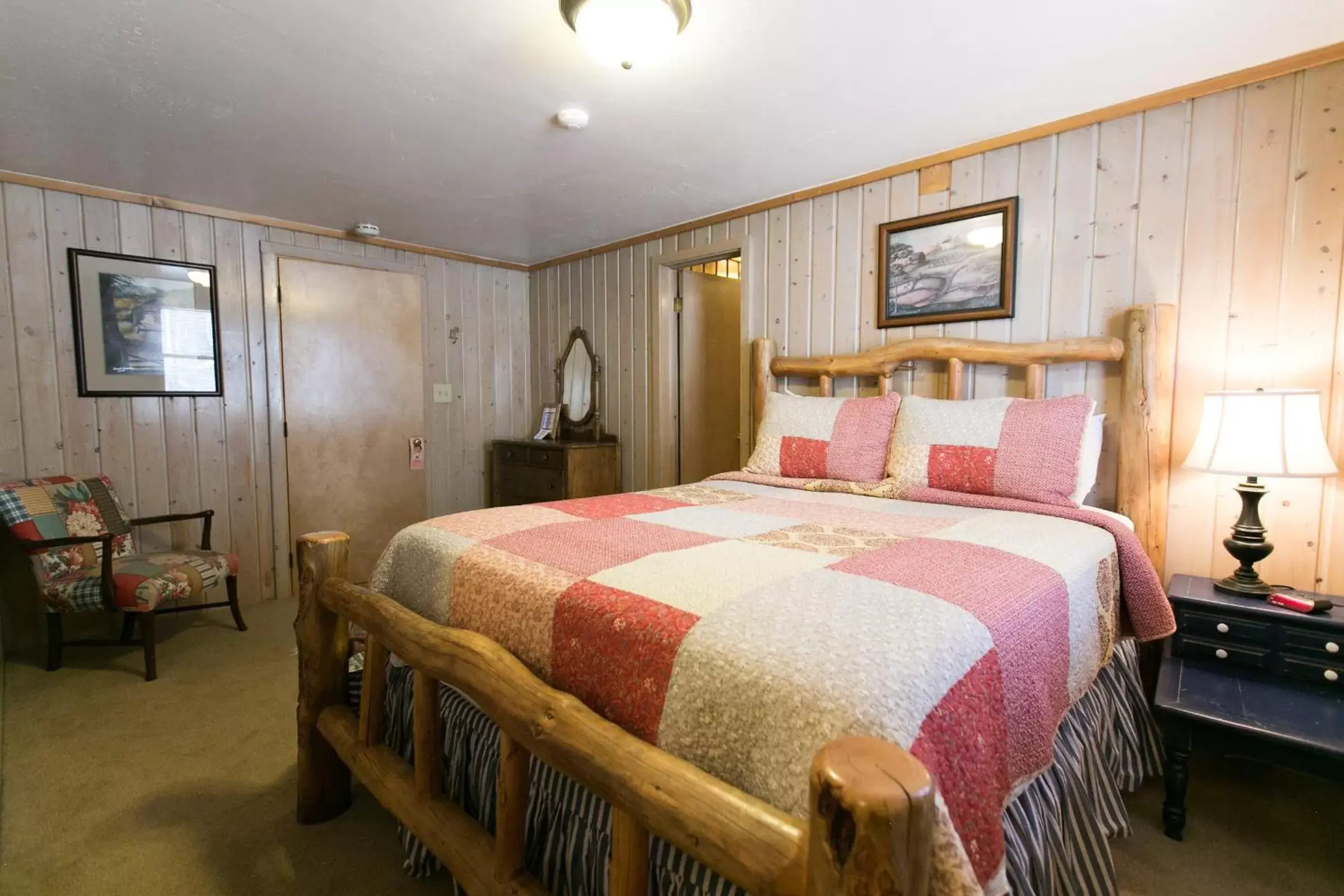 Bed in Silver Fork Lodge & Restaurant