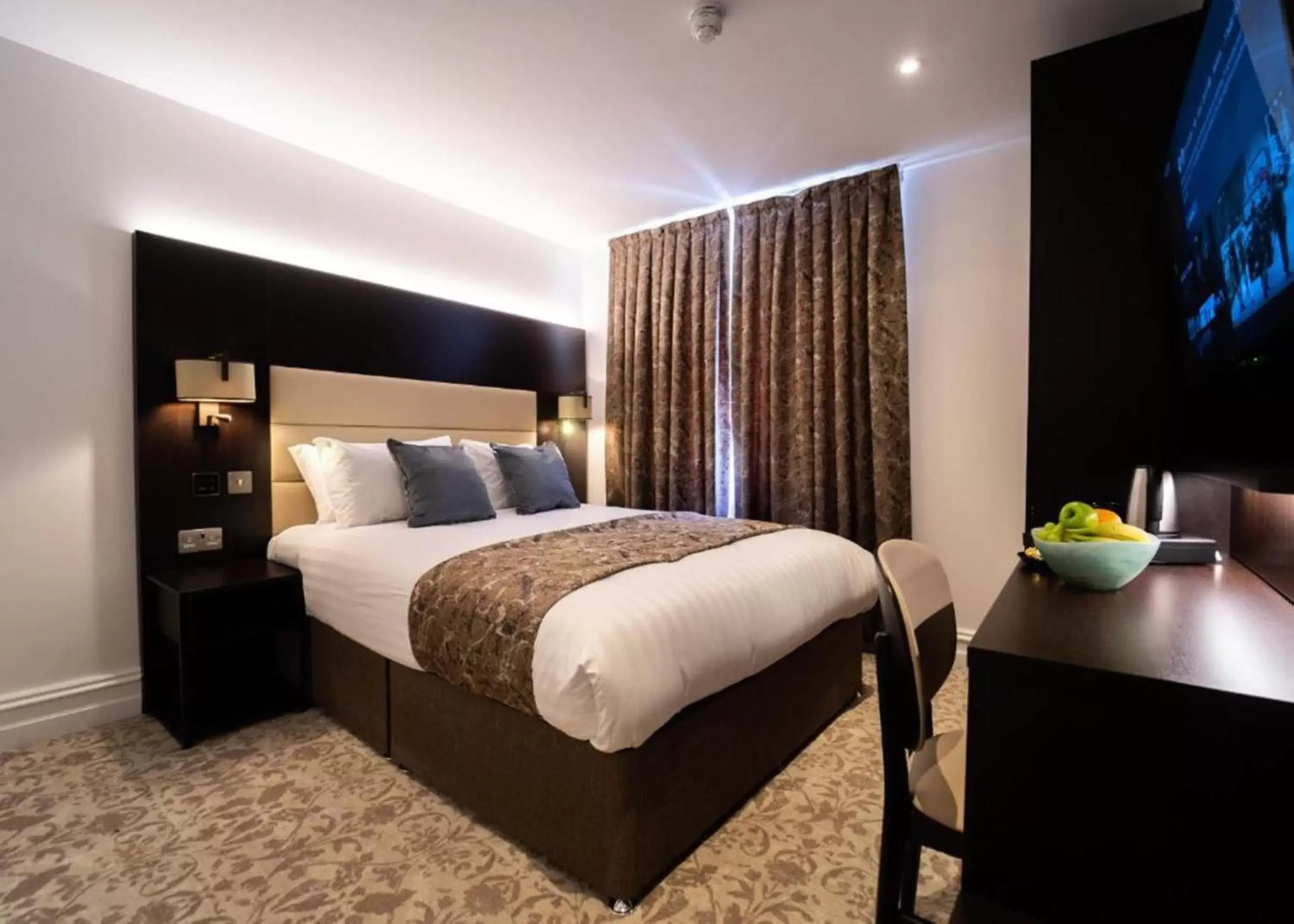 Bedroom, Bed in Rove Hotel London Paddington