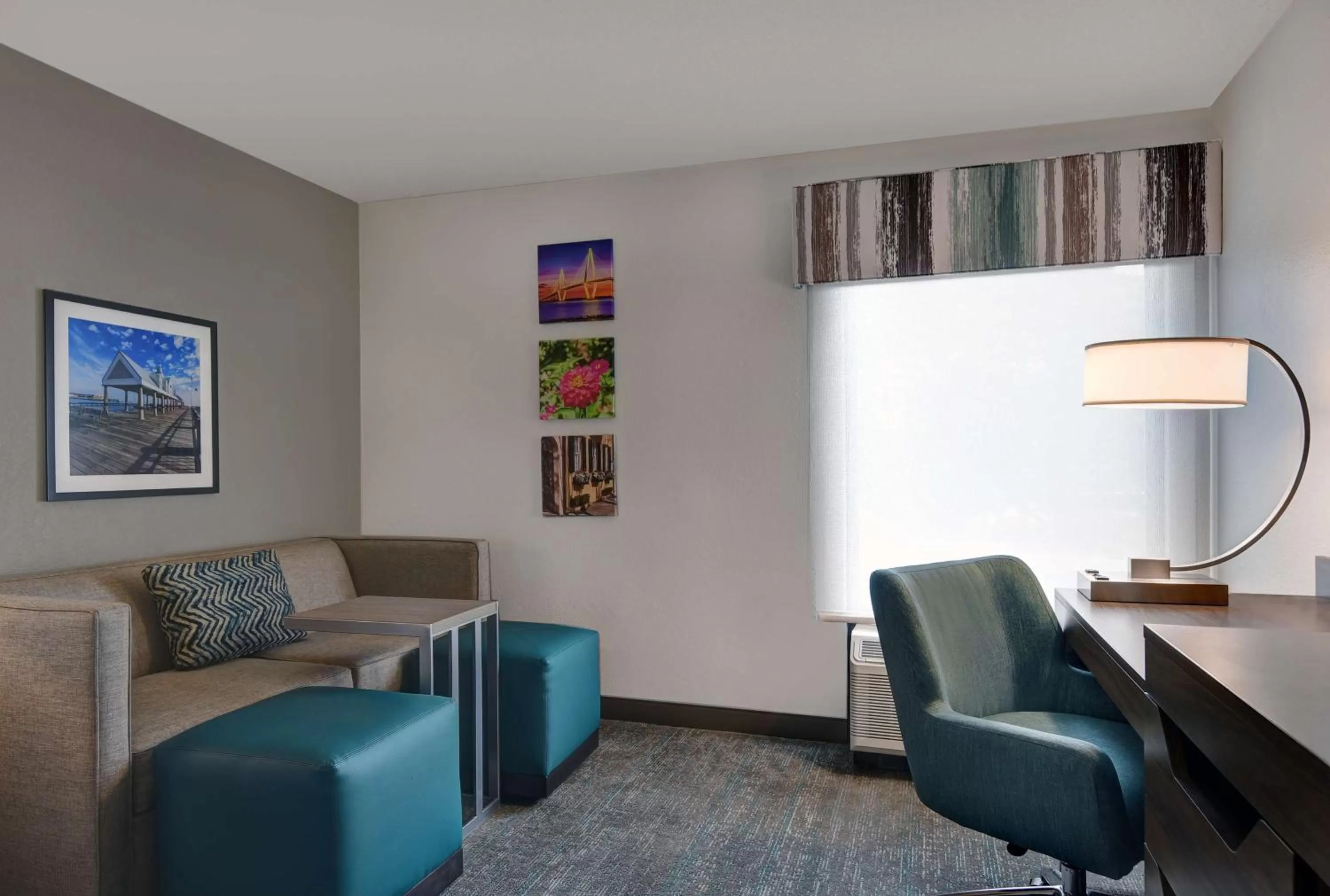 Living room in Hampton Inn Patriots Point