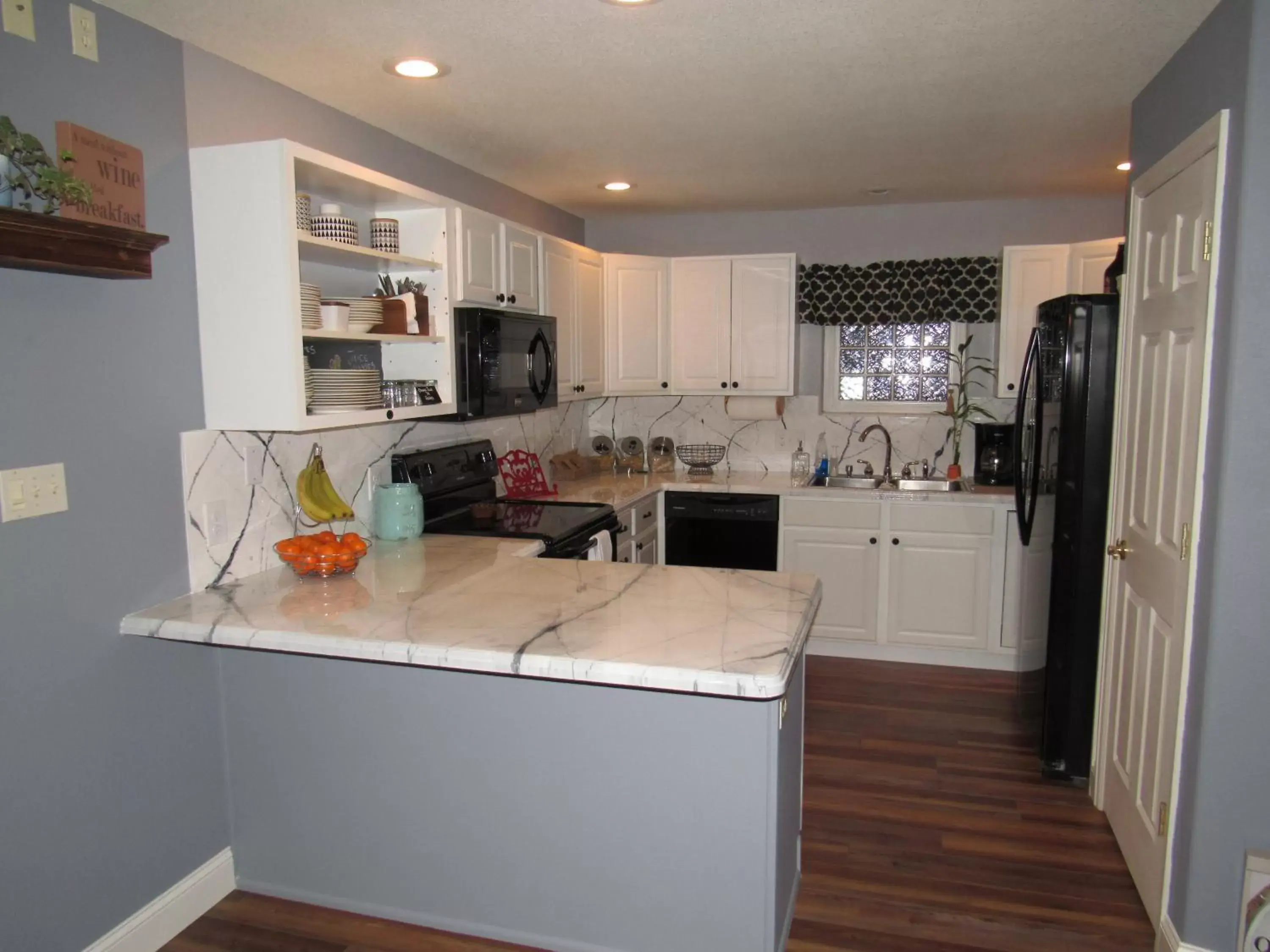 Dining area, Kitchen/Kitchenette in Castle Creek Manor