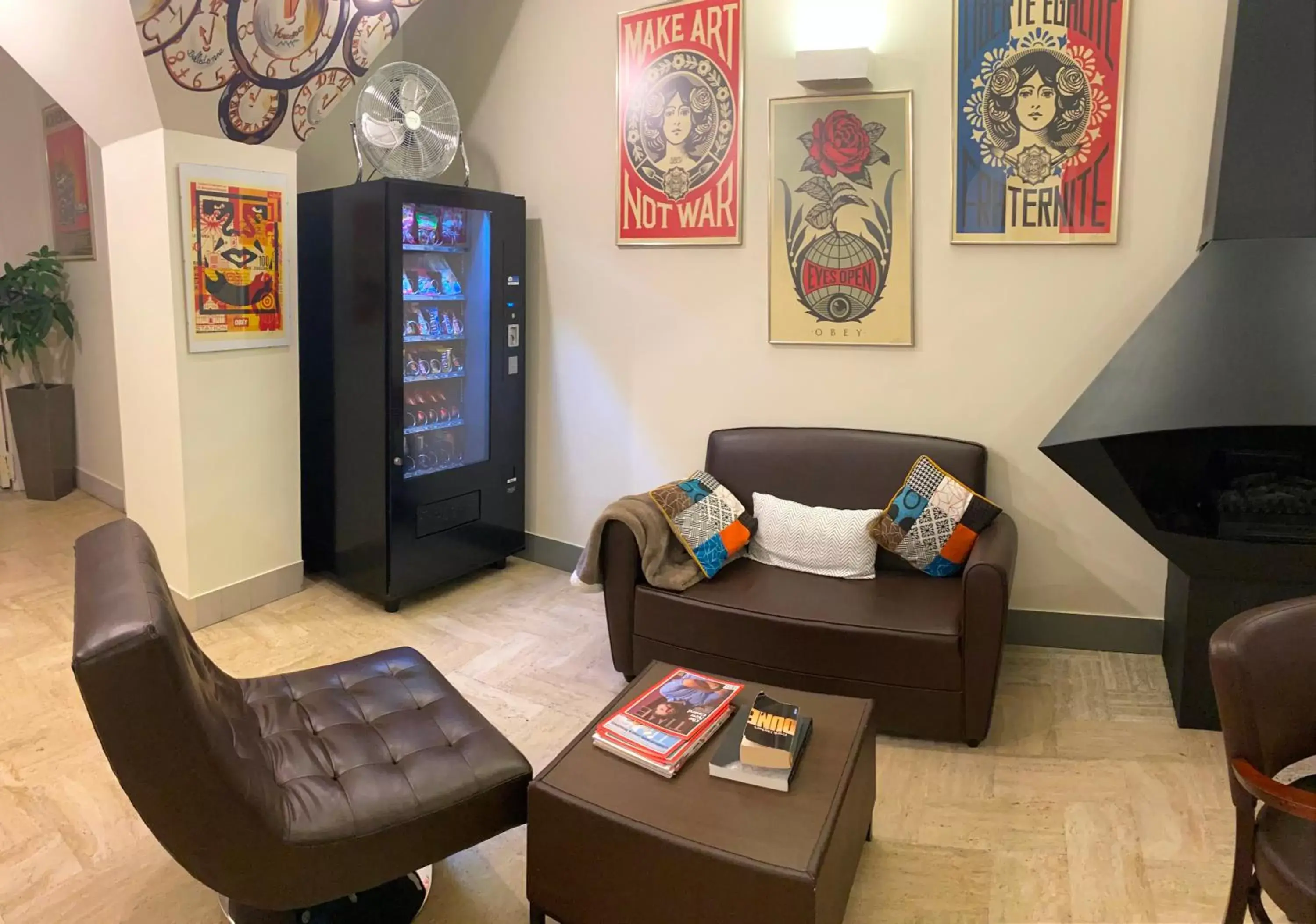 vending machine, Seating Area in Brit Hotel Suisse et Bordeaux - Centre Gare