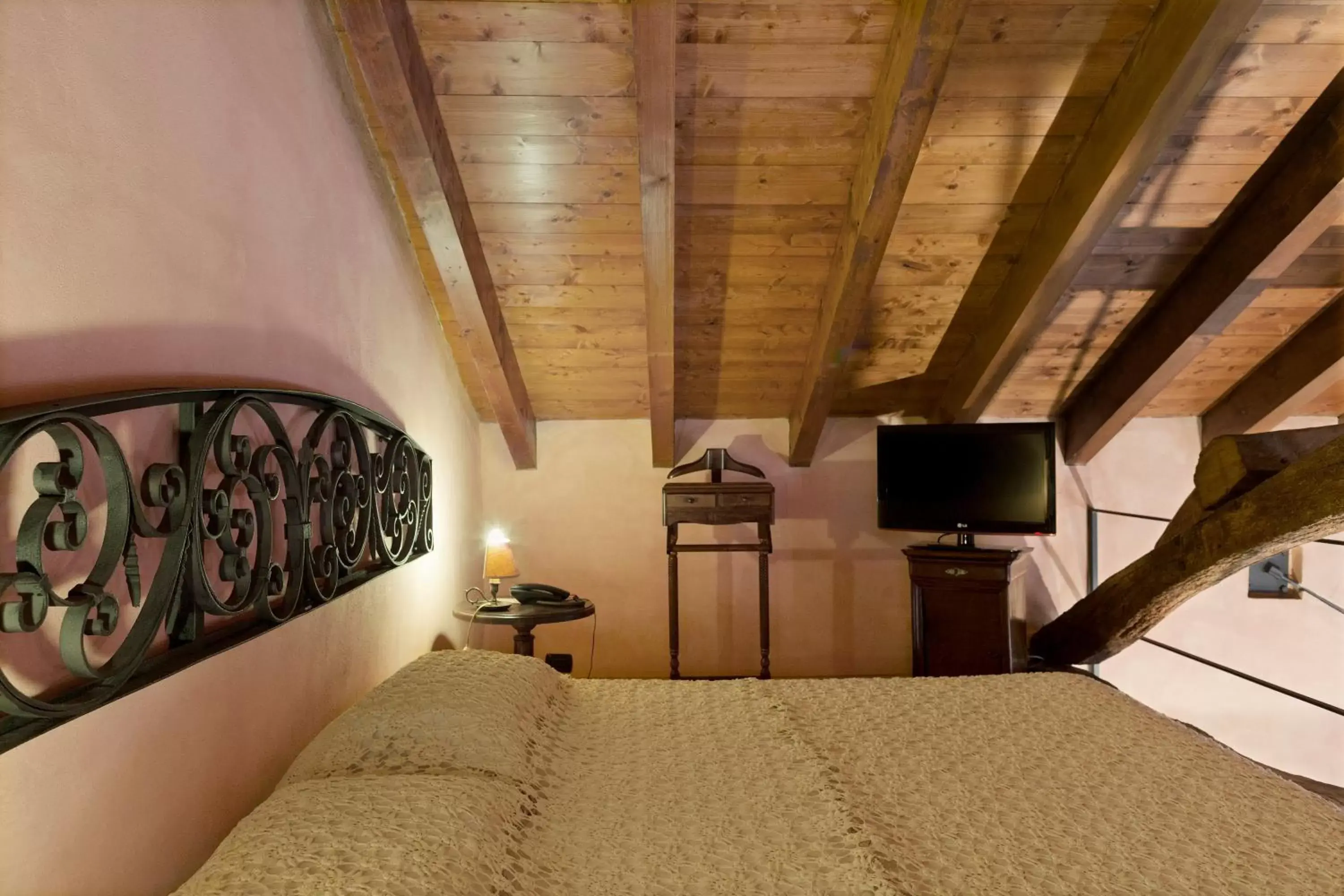 Bed in Hotel Locanda Dei Mai Intees