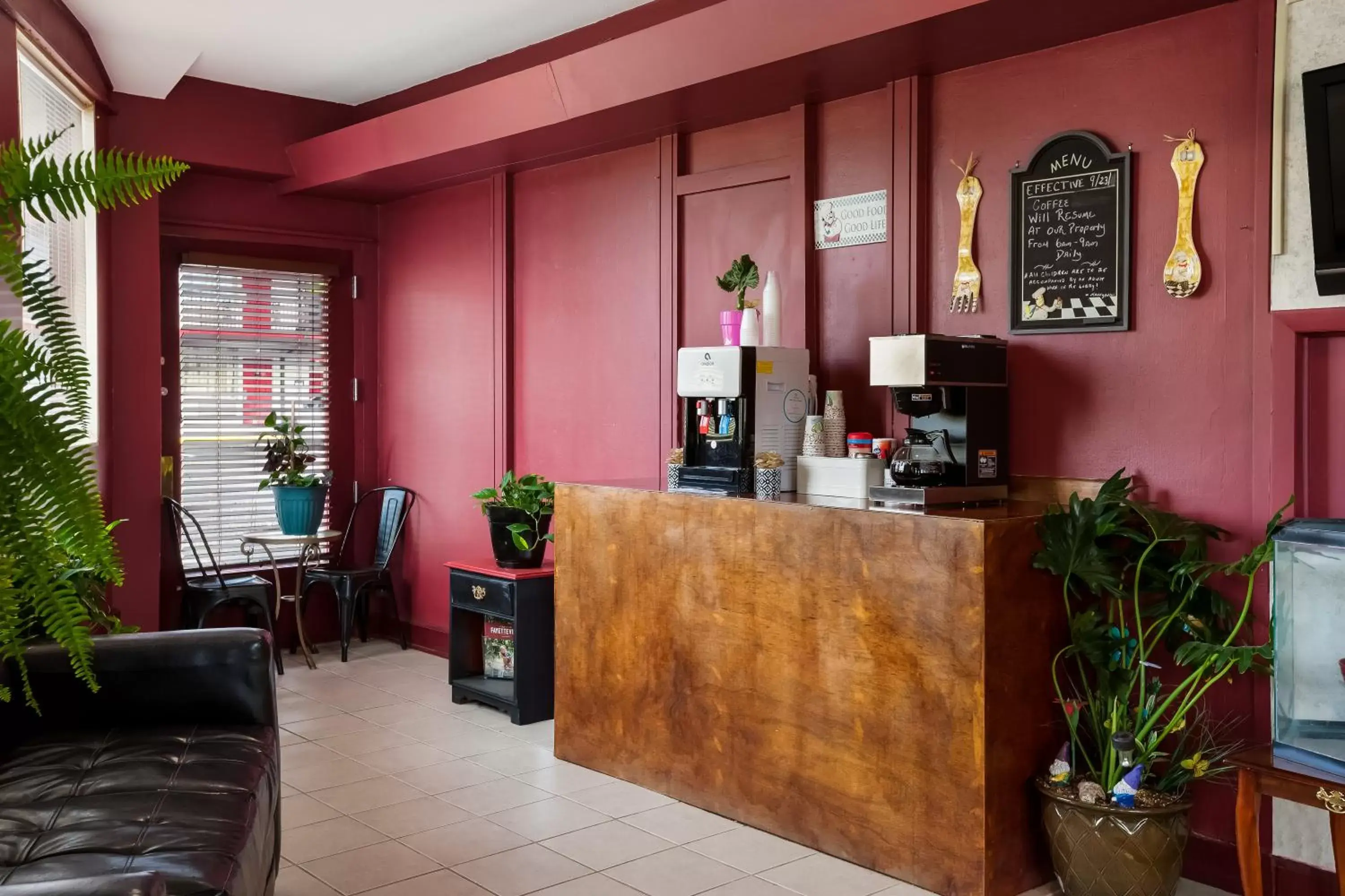 Coffee/tea facilities, Lobby/Reception in Knights Inn Fayetteville - Fort Bragg